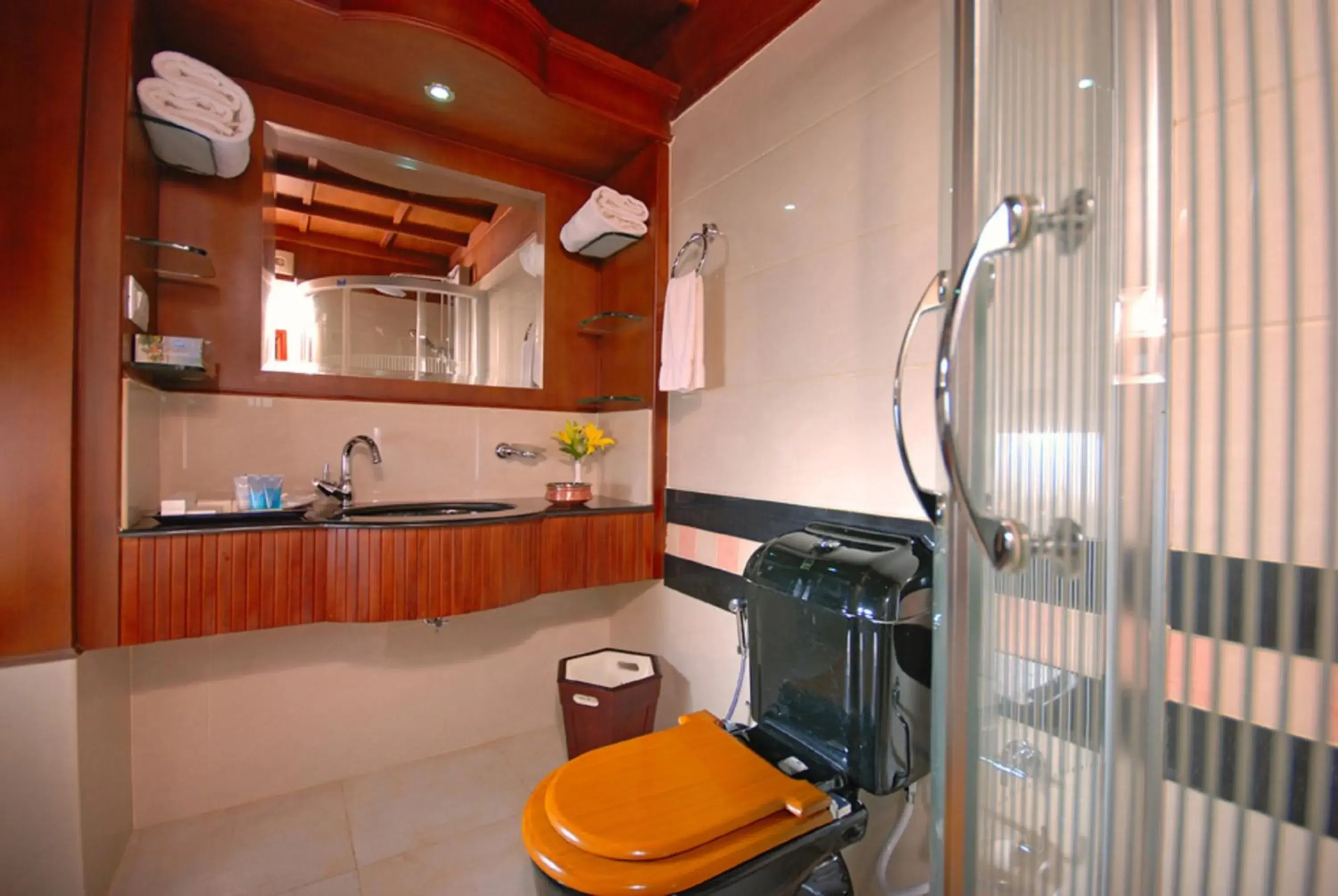 Family Suite ( 2-bedroom Houseboat) in Sterling Houseboats Lake Palace, Alleppey Family Suite ( 2-bedroom Houseboat) in Sterling Houseboats Lake Palace, Alleppey