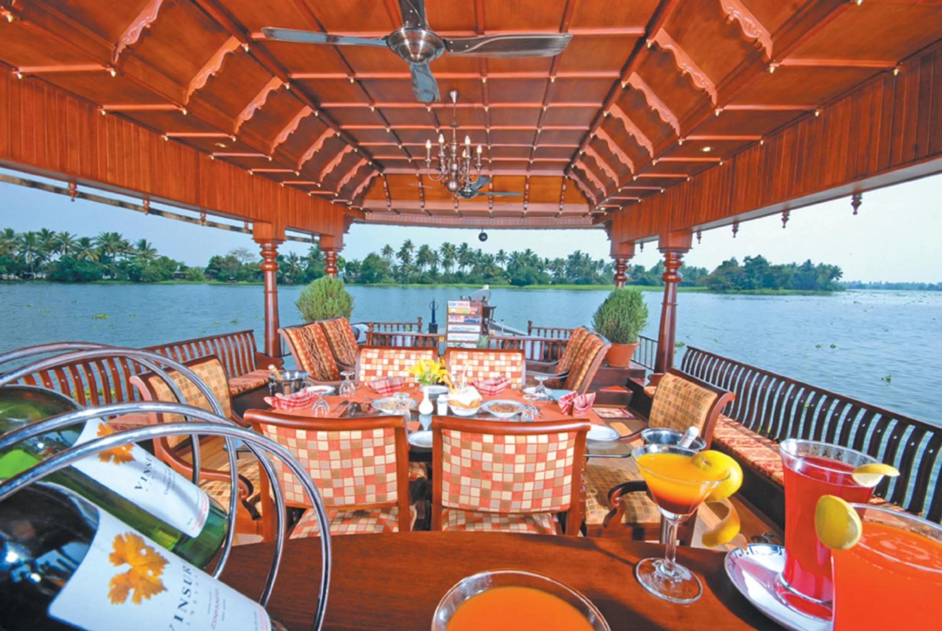 Living room in Sterling Houseboats Lake Palace, Alleppey
