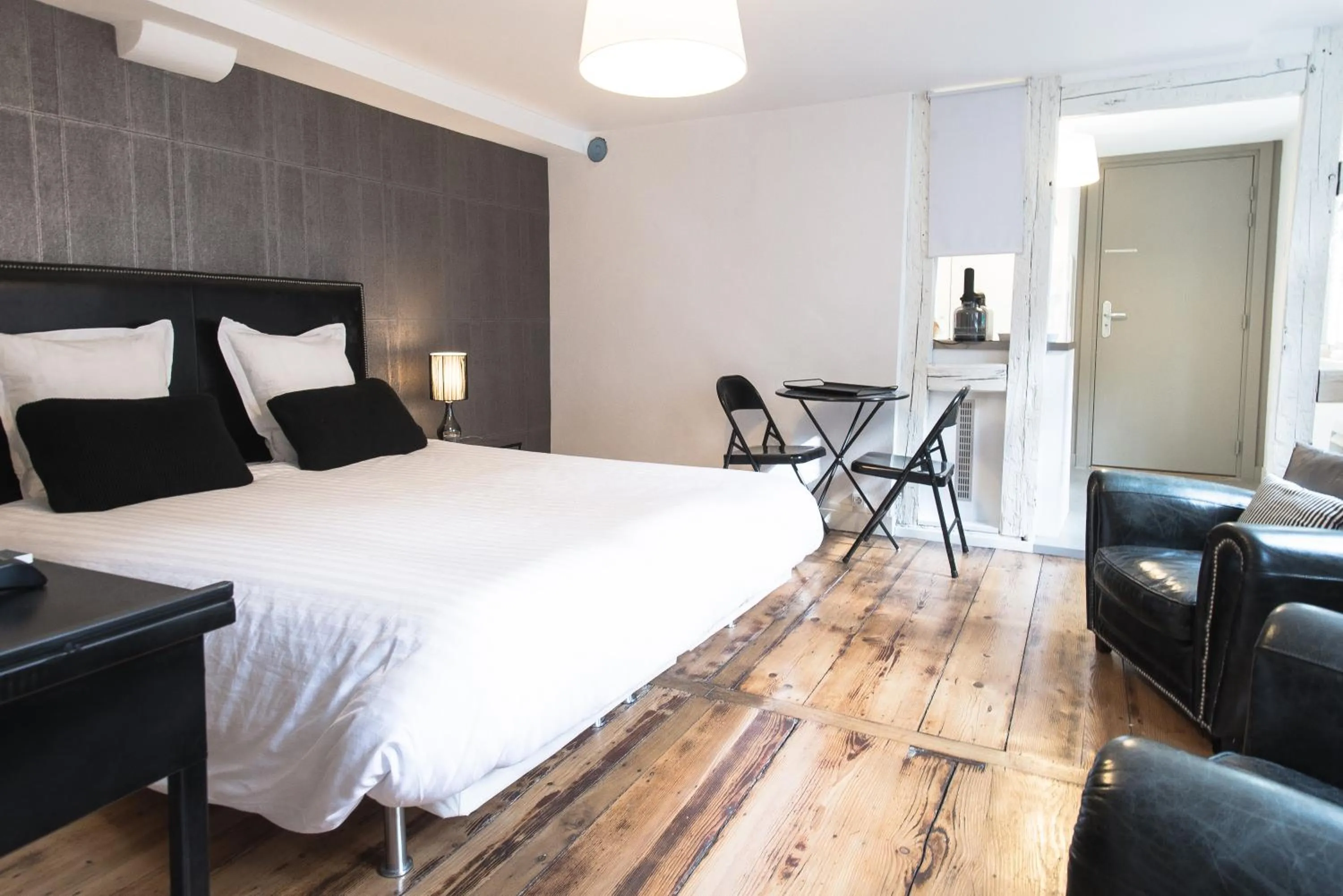 Photo of the whole room, Bed in Appartements Orfèvres Cathédrale