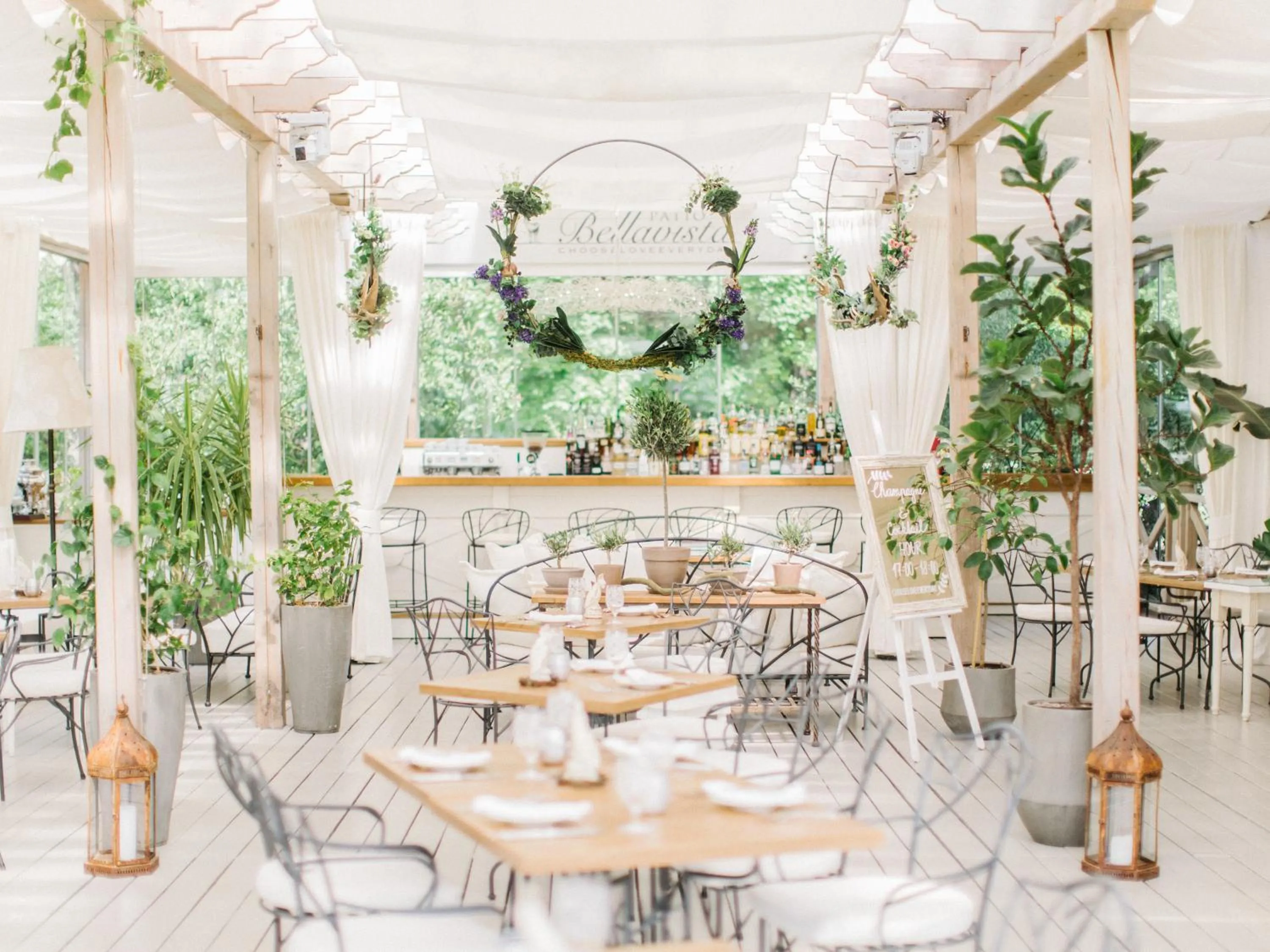 Restaurant/places to eat in Chateau Mcely