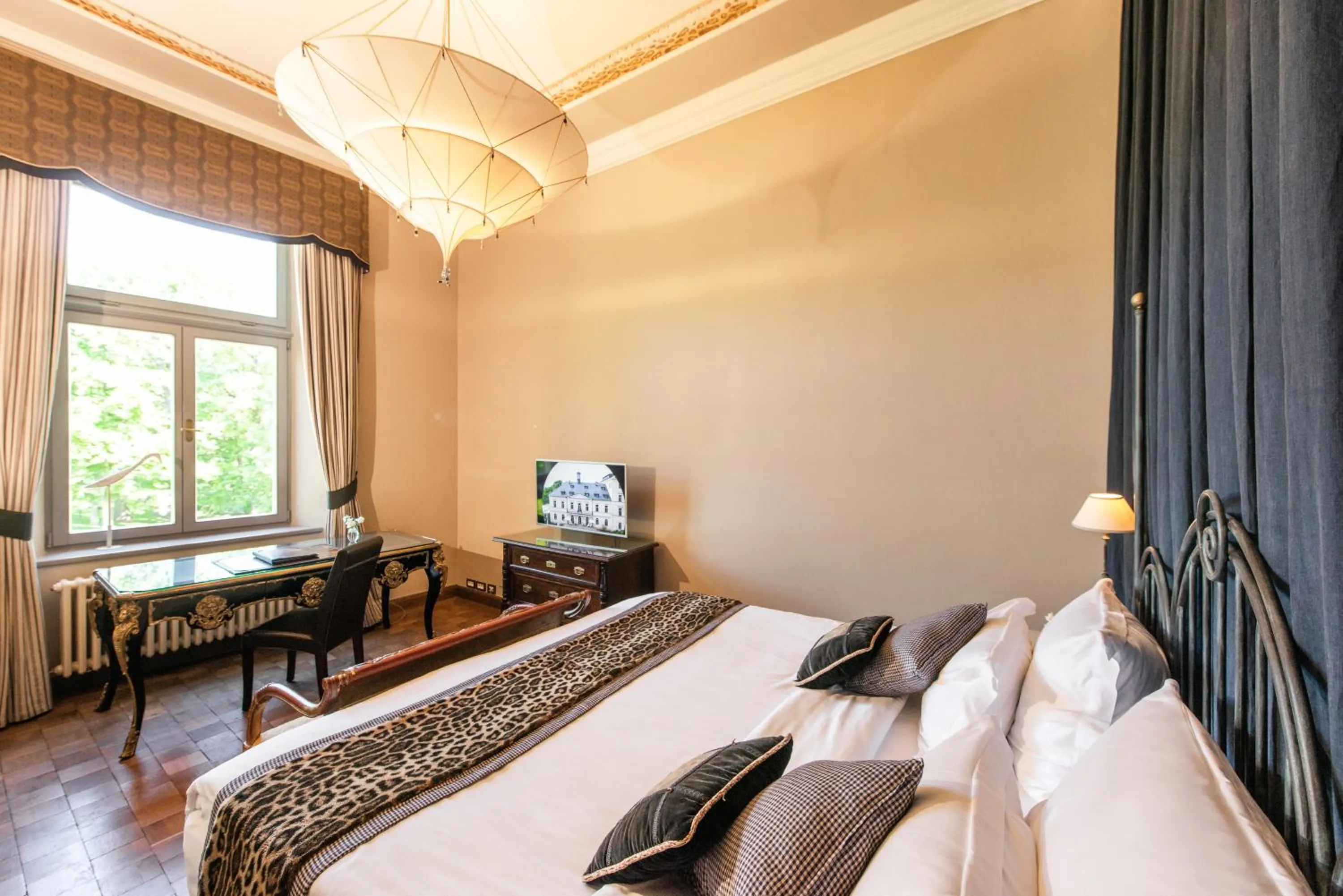 Bed in Chateau Mcely