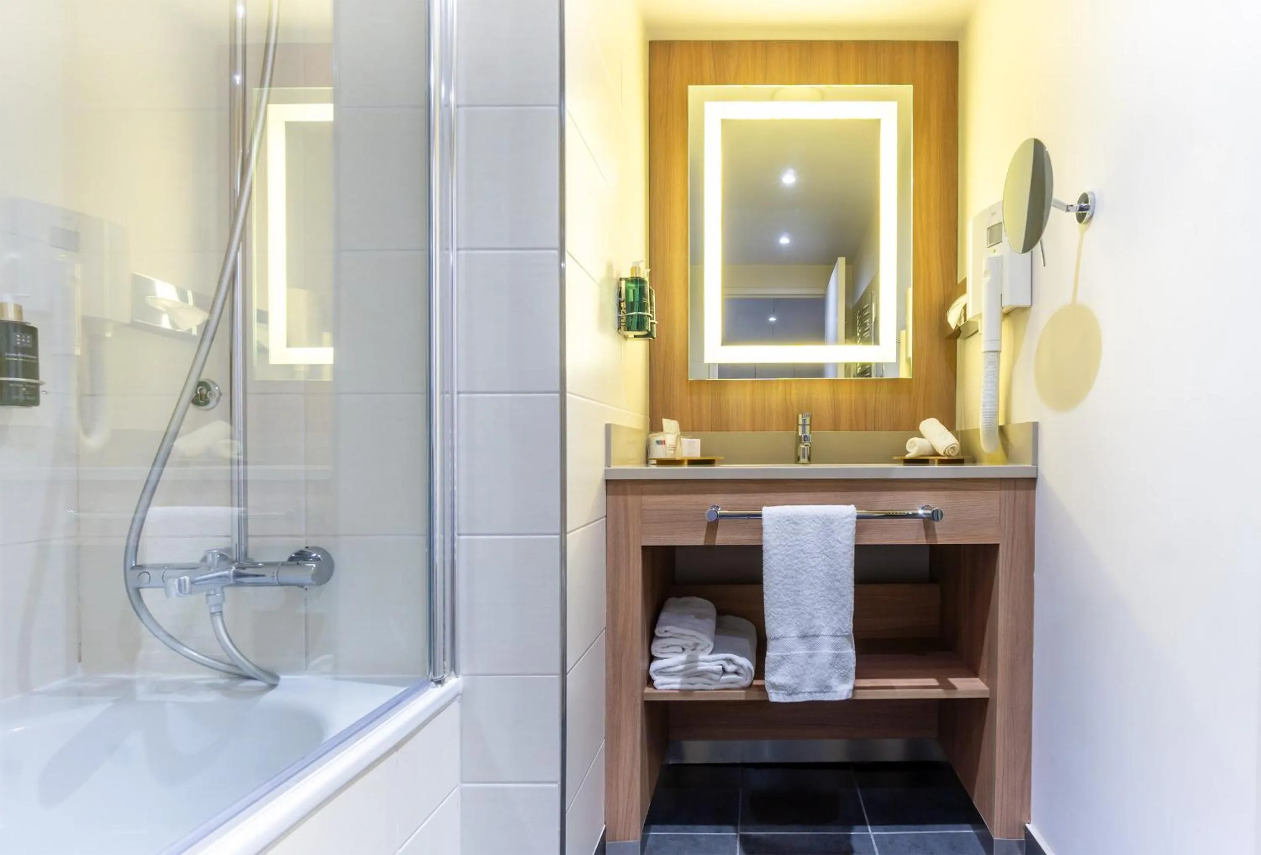 Bathroom in City Résidence Paris CDG Airport