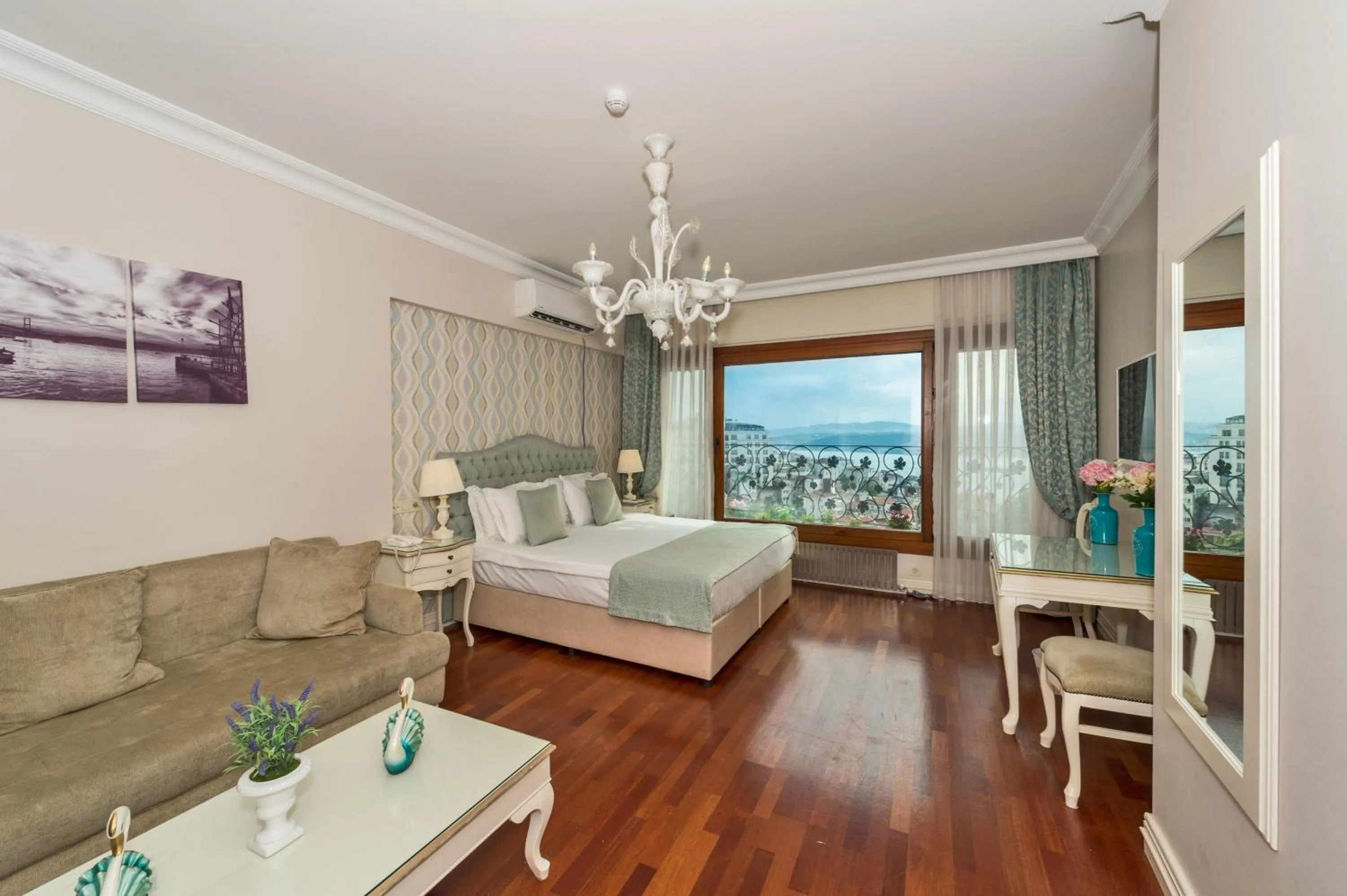 Photo of the whole room in Suitel Bosphorus Taksim