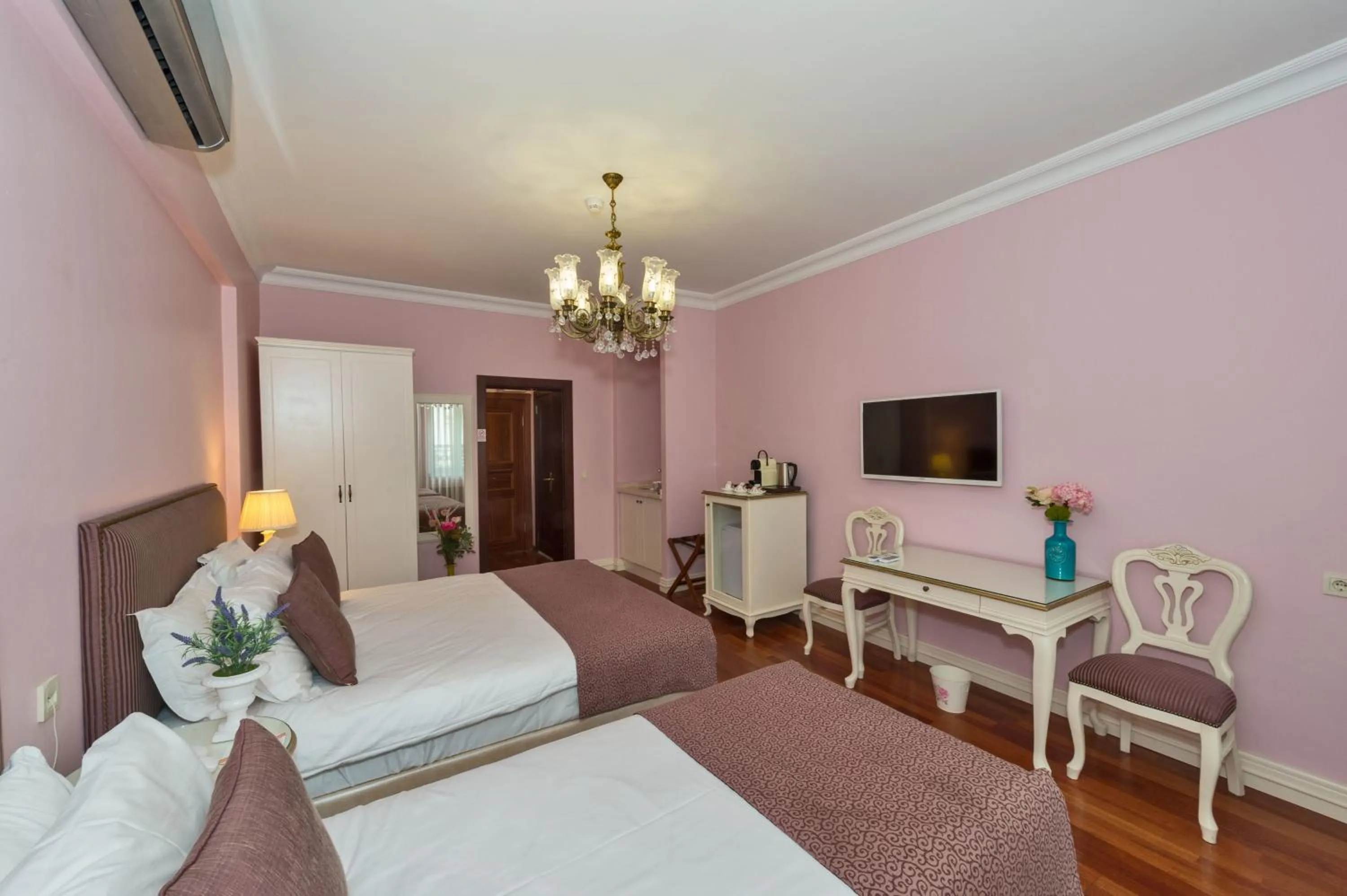 Photo of the whole room in Suitel Bosphorus Taksim