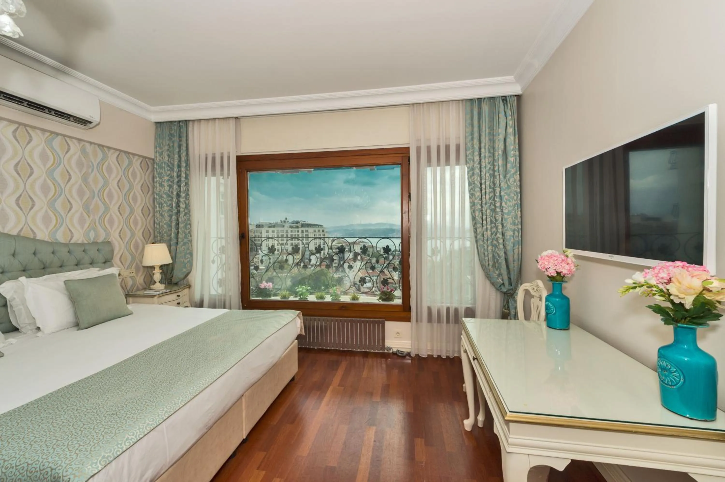 TV and multimedia in Suitel Bosphorus Taksim