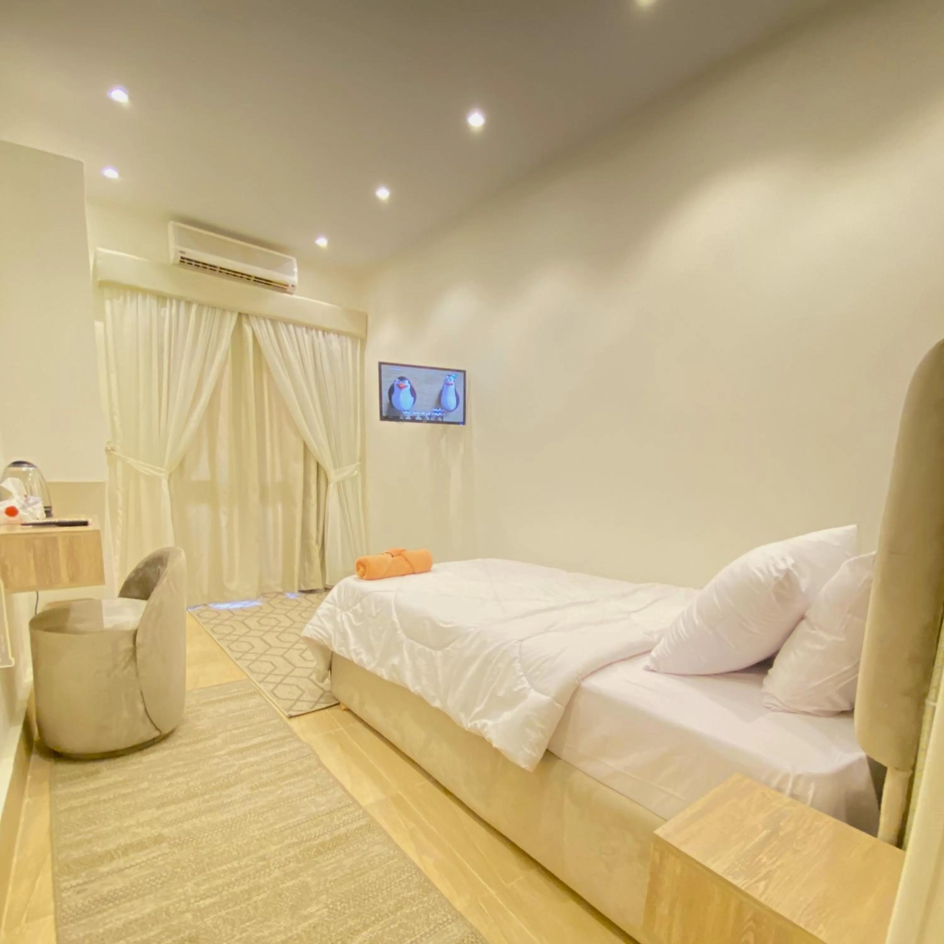 Deluxe Single Room with Balcony - single occupancy in Seven Pyramids View Inn