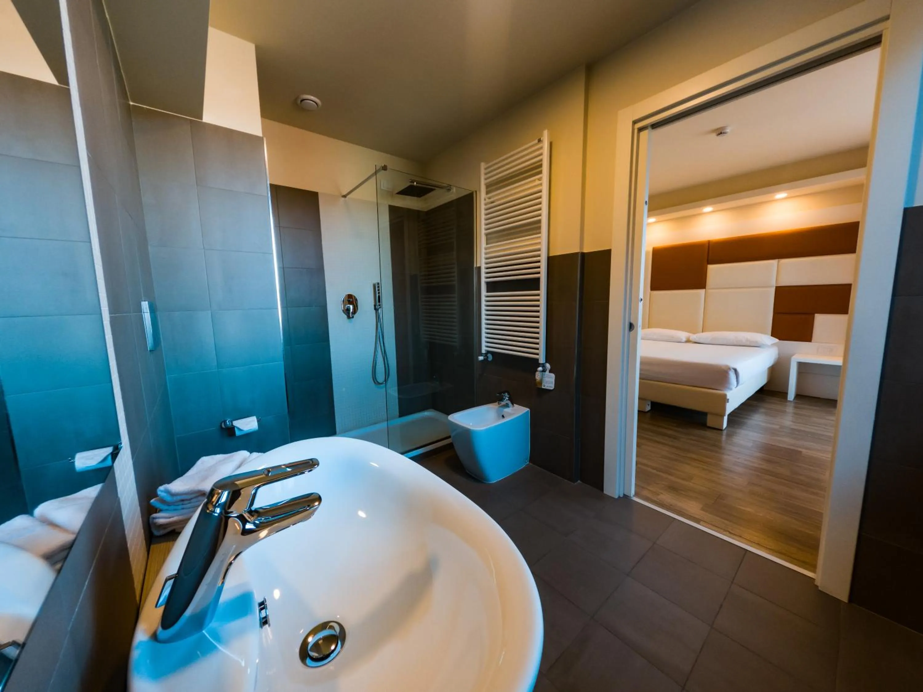 Bathroom, Bed in Hotel Sirio - Sure Hotel Collection by Best Western