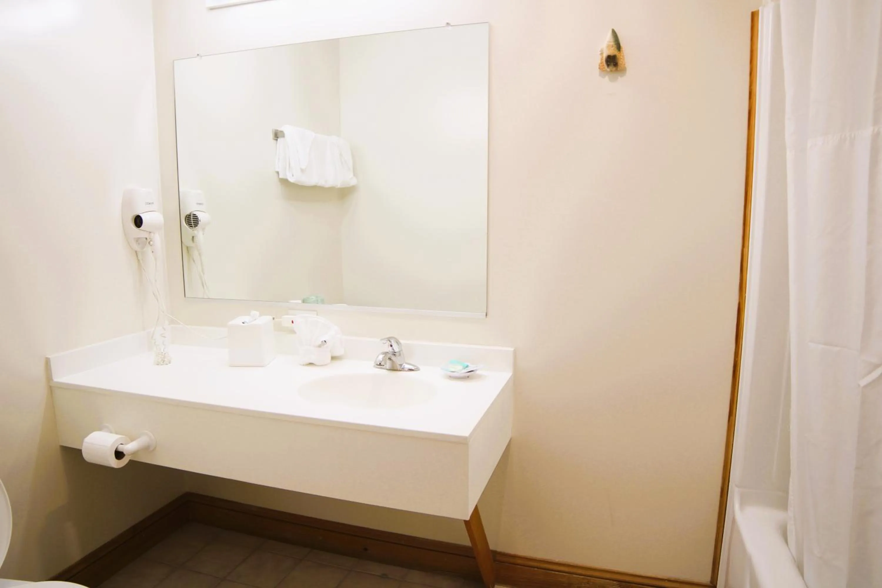 Bathroom in Pony Island Inn