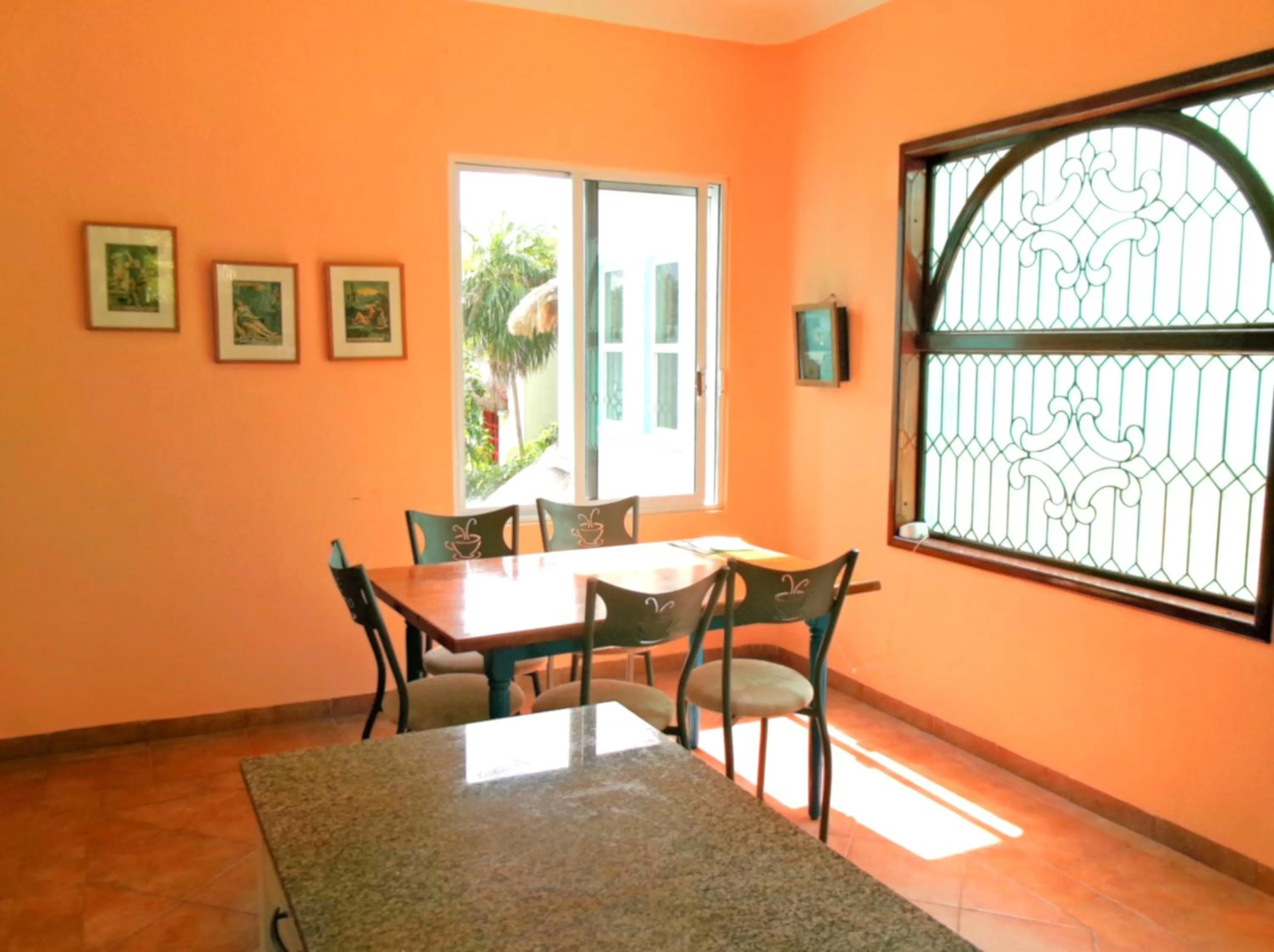 Dining area in Casa Gatos Suites