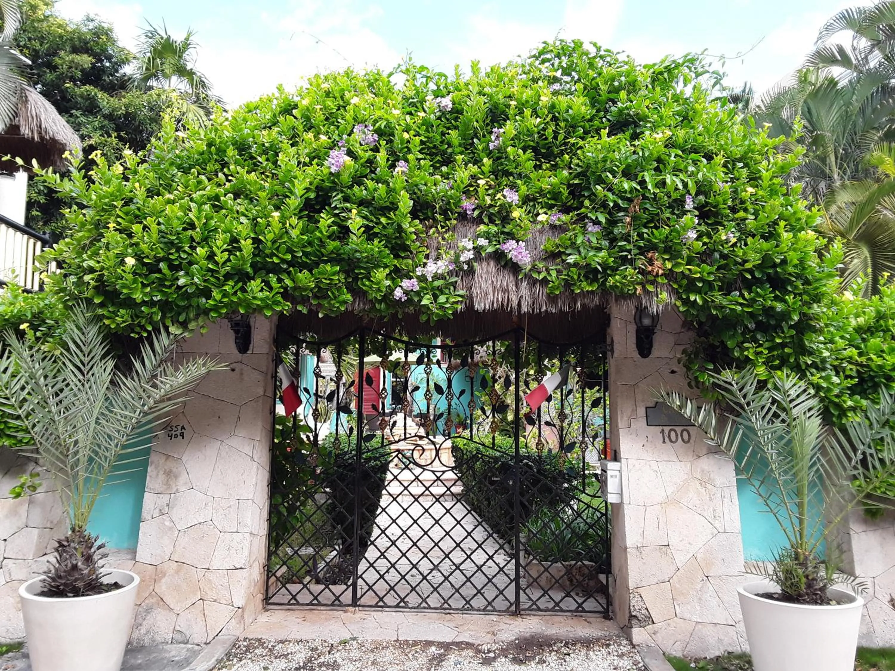 Facade/entrance in Casa Gatos Suites