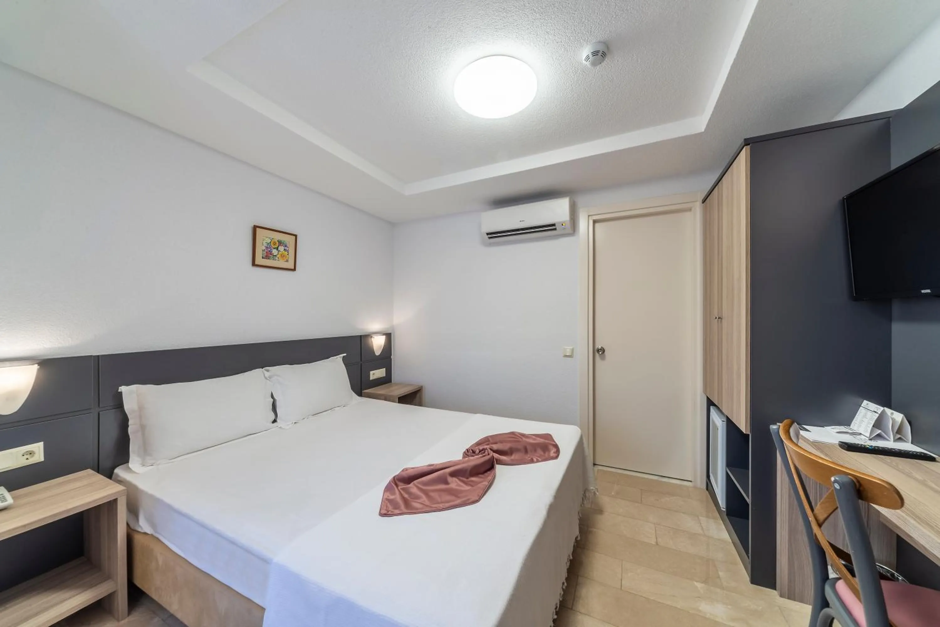 Photo of the whole room, Bed in laden hotel bodrum