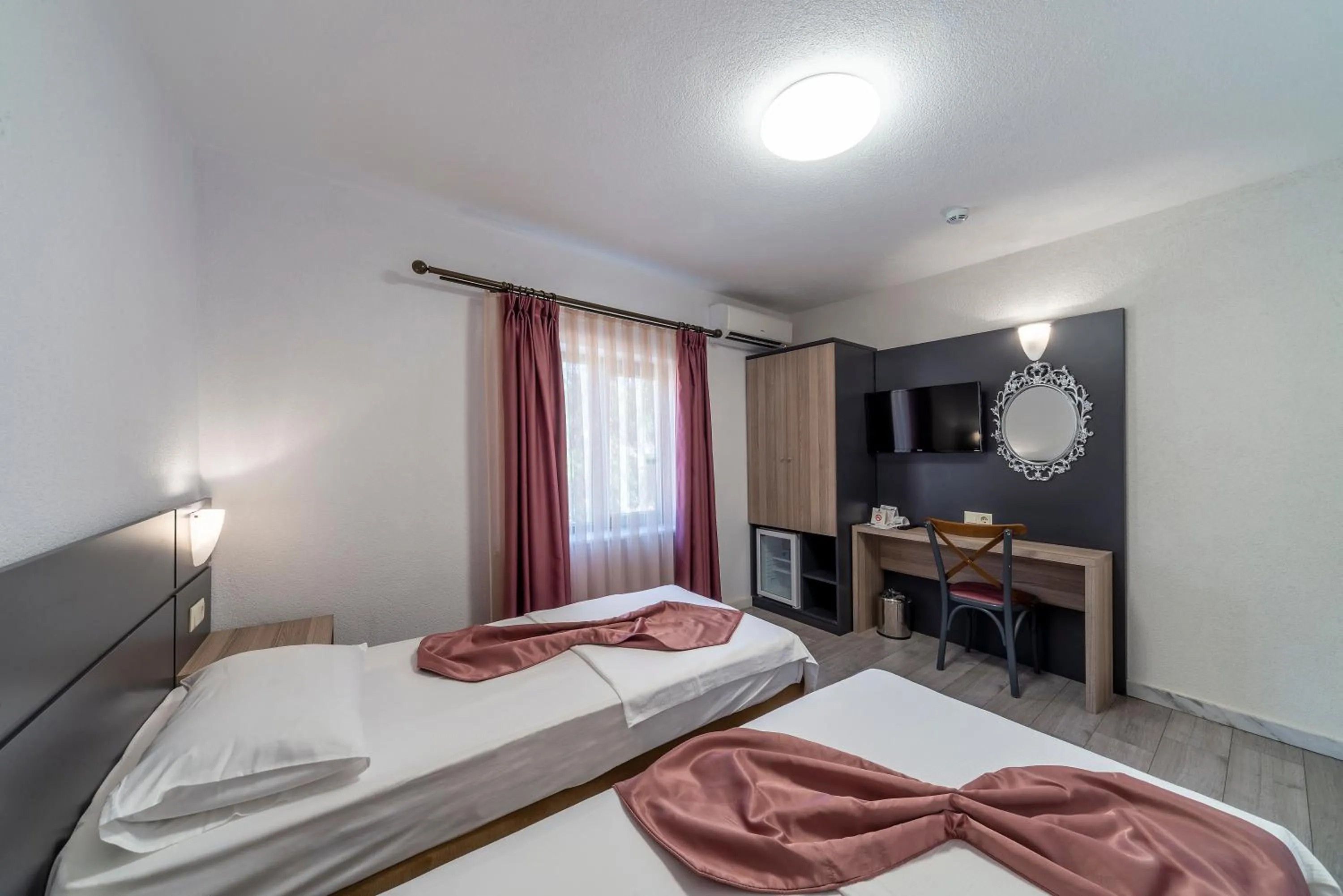 Photo of the whole room, Bed in laden hotel bodrum