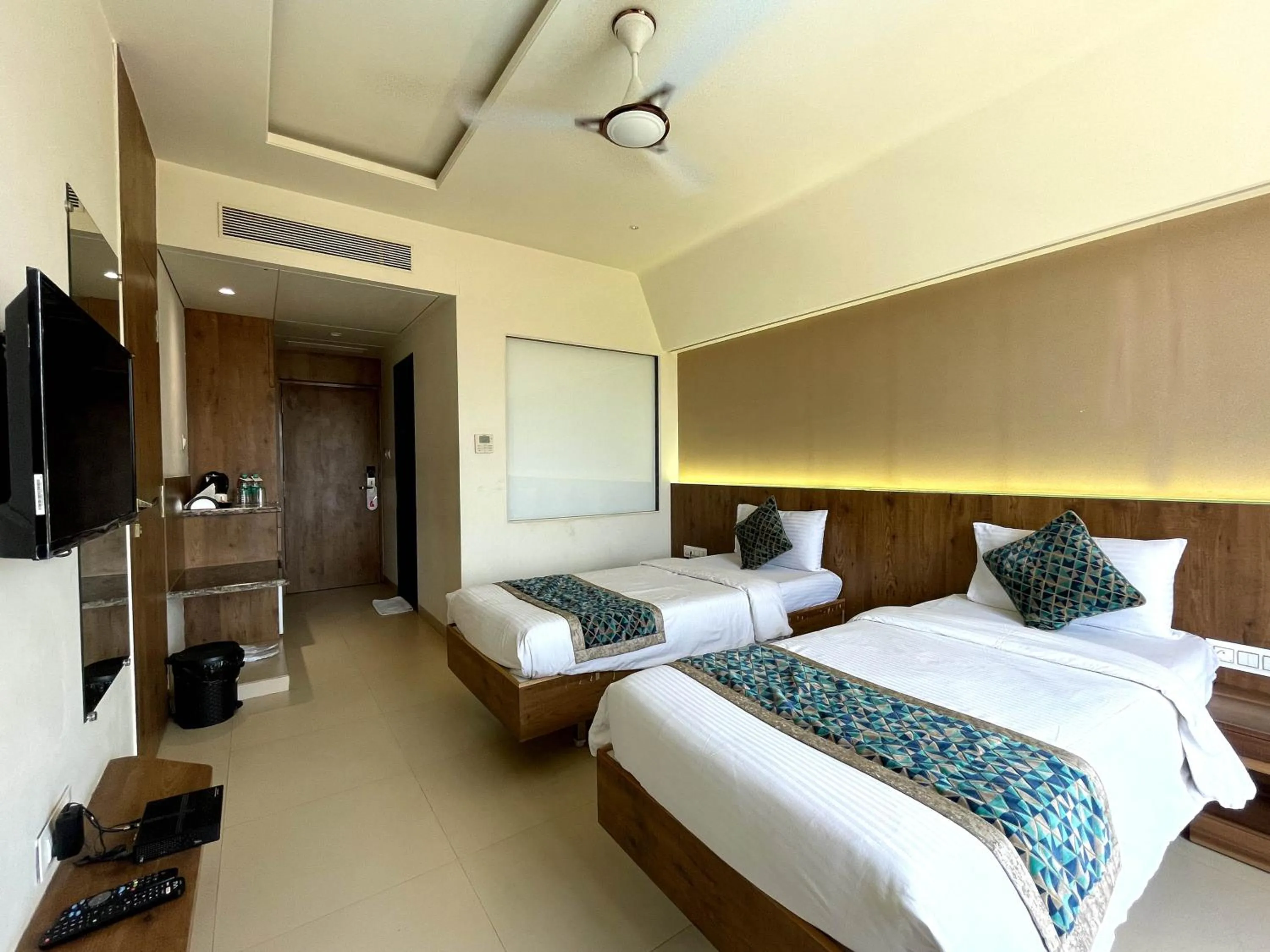 Bedroom, Bed in Hotel Grand Parivaar