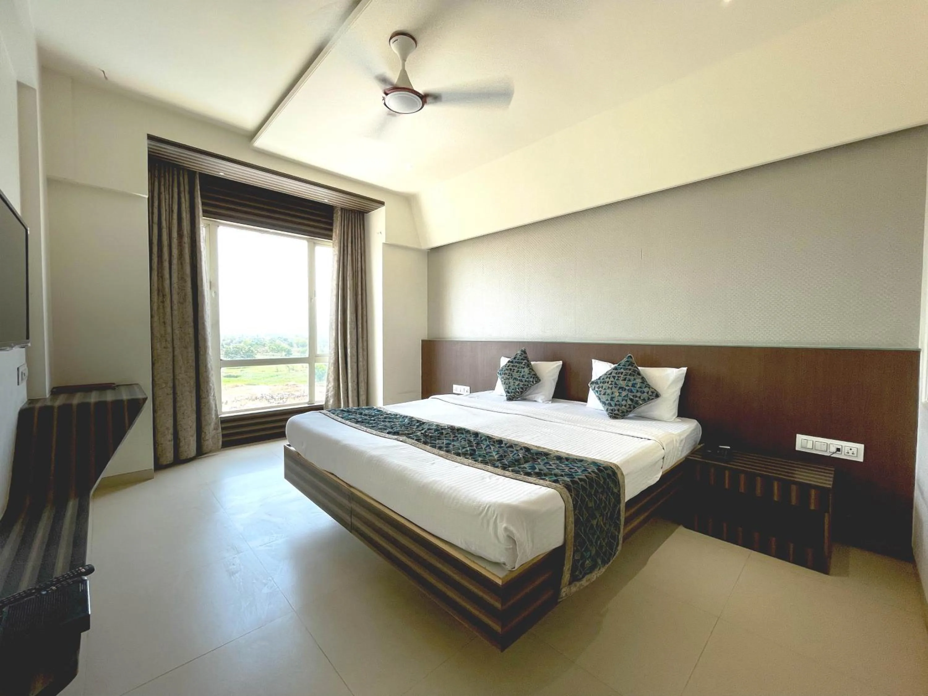Bedroom, Bed in Hotel Grand Parivaar