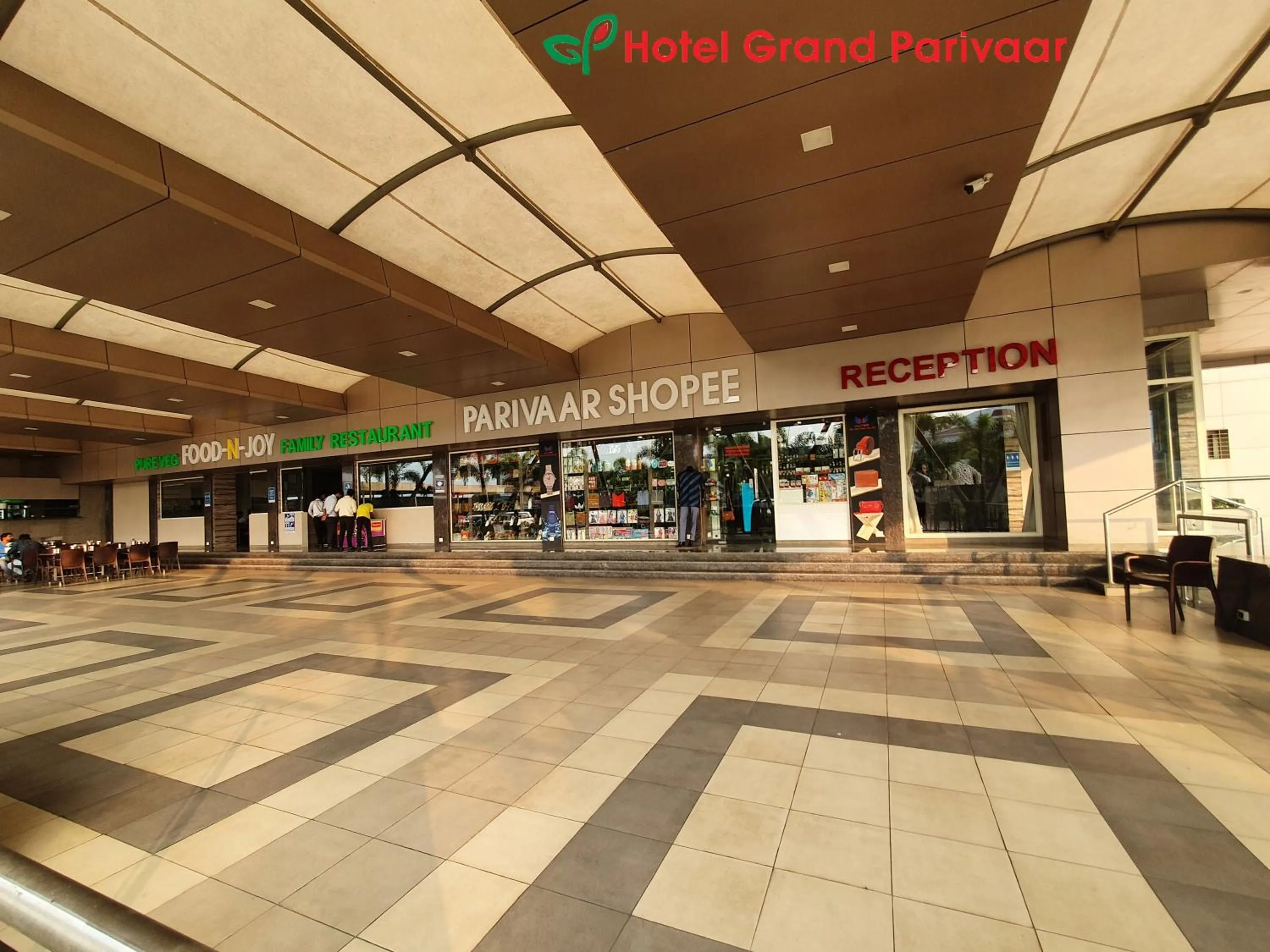 Restaurant/places to eat in Hotel Grand Parivaar