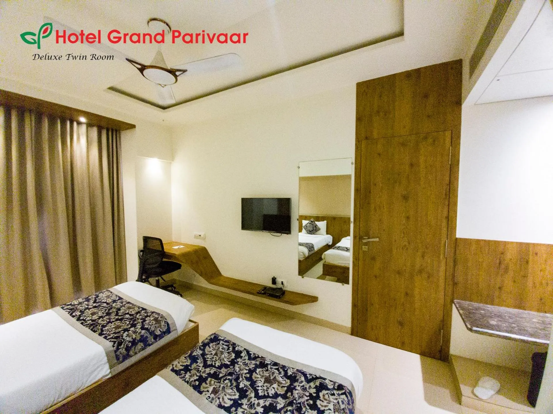 TV and multimedia, Bed in Hotel Grand Parivaar