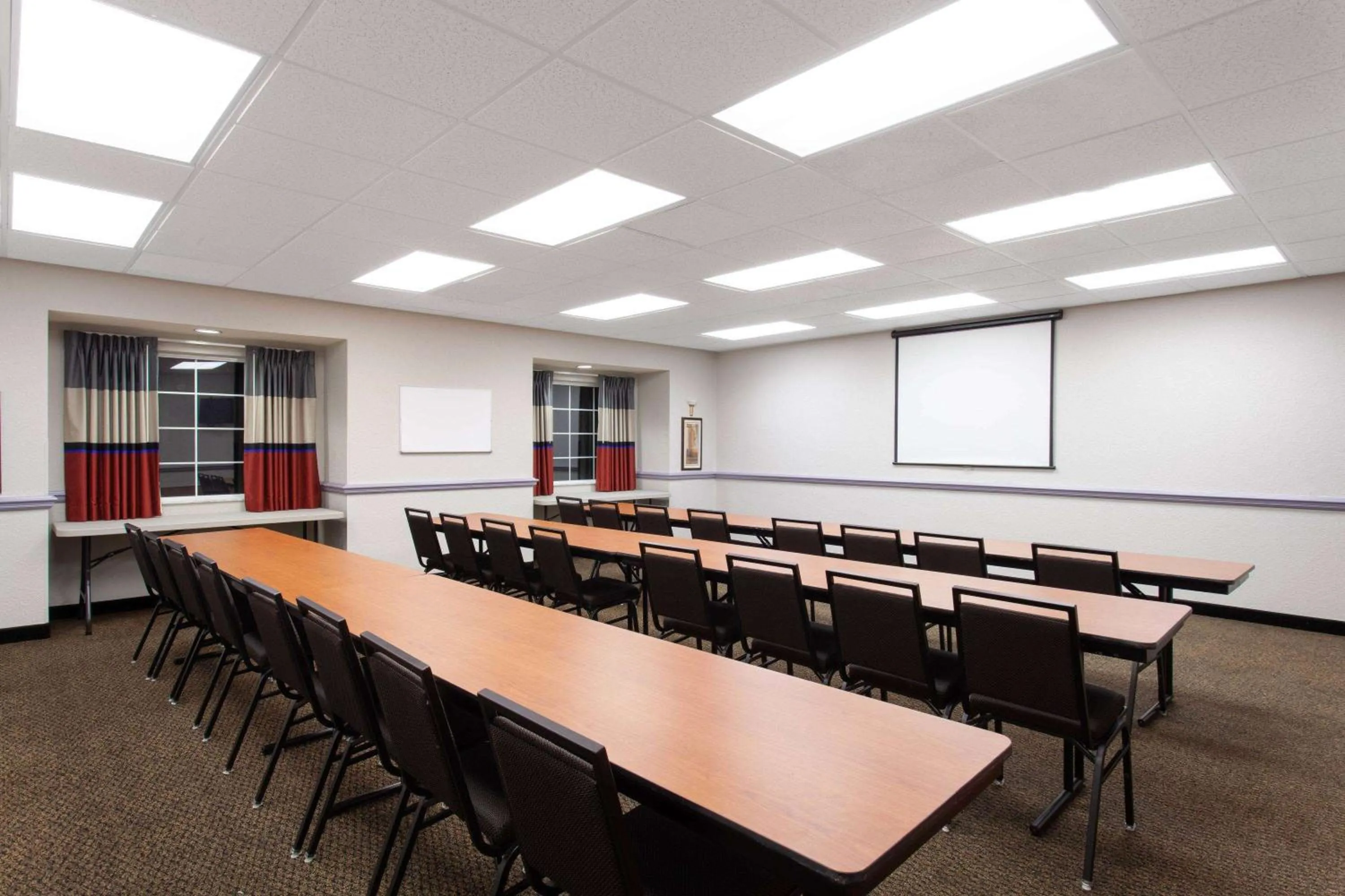 Meeting/conference room in Microtel Inn and Suites by Wyndham - Lady Lake/ The Villages
