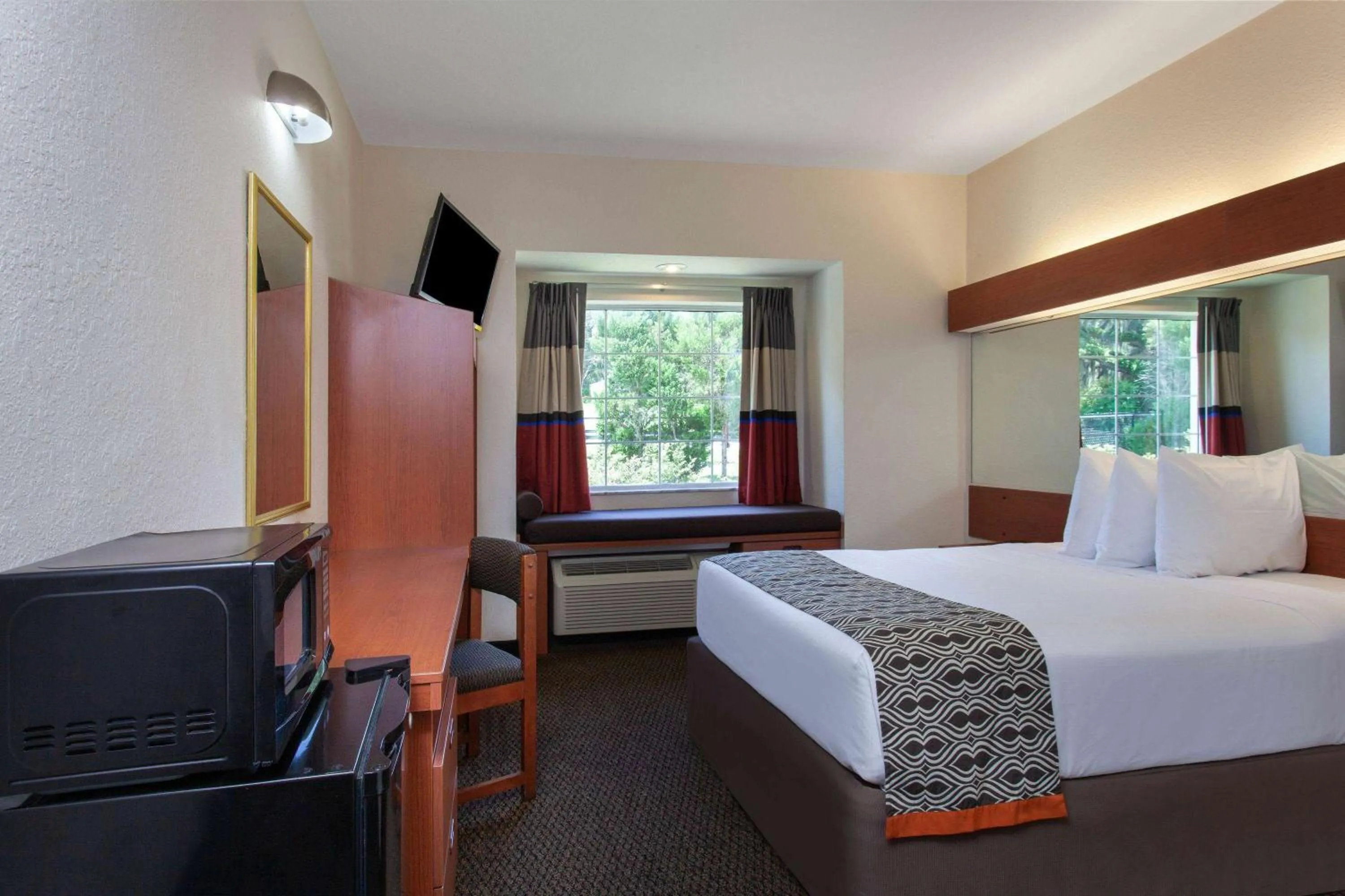Photo of the whole room, Bed in Microtel Inn and Suites by Wyndham - Lady Lake/ The Villages