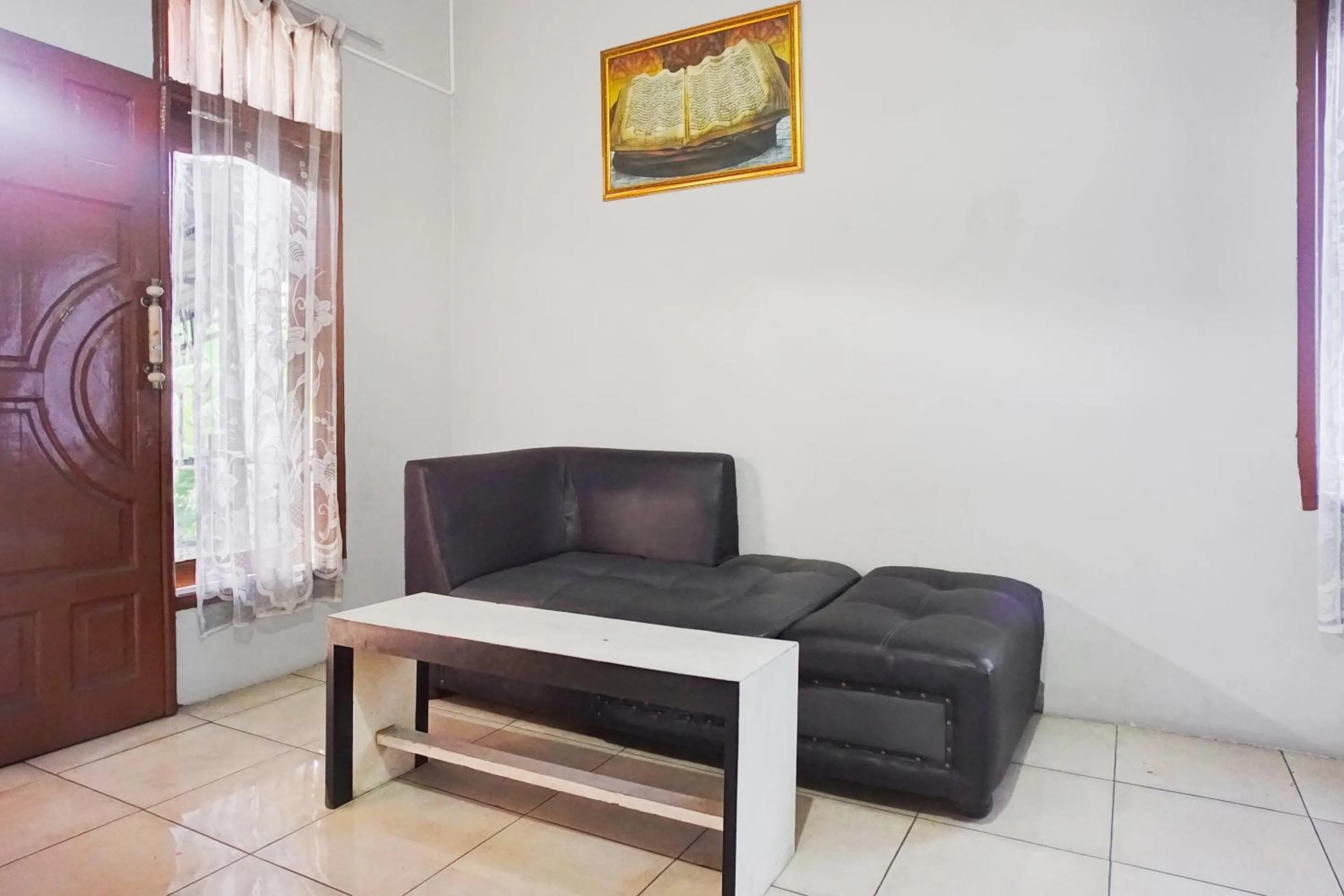 Lobby or reception in Hotel O Home Stay Kembar Syariah