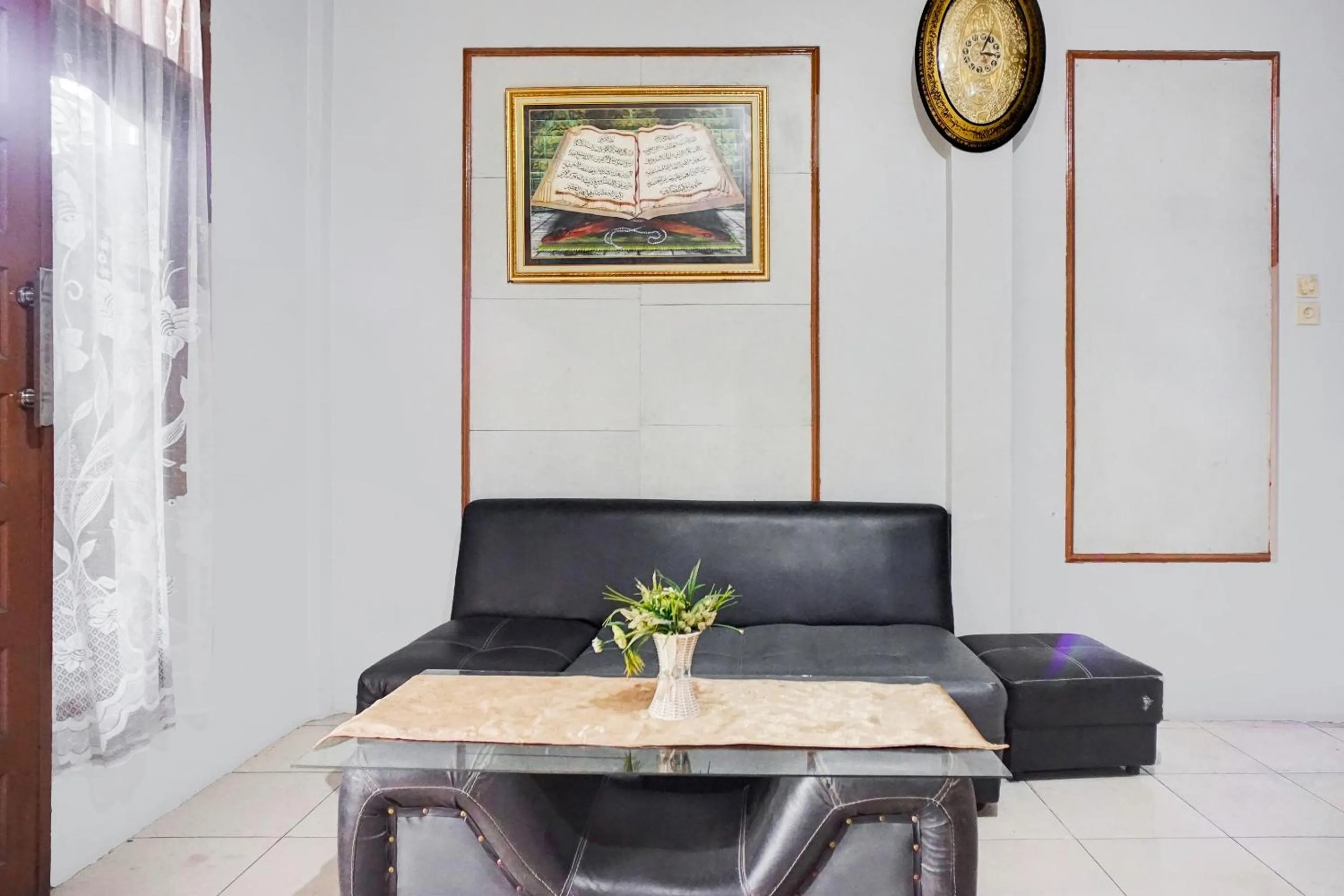 Lobby or reception in Hotel O Home Stay Kembar Syariah