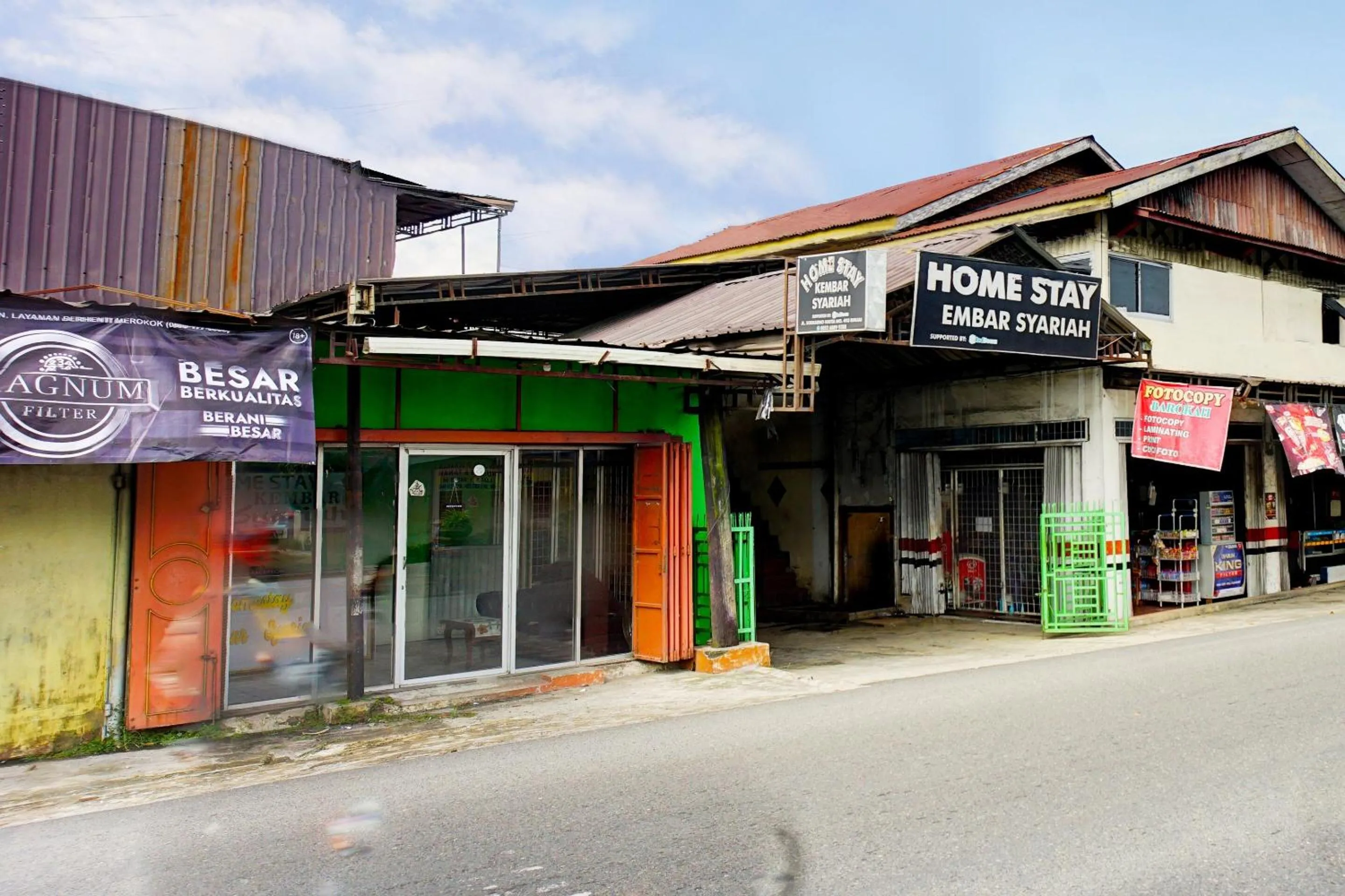 Facade/entrance in Hotel O Home Stay Kembar Syariah