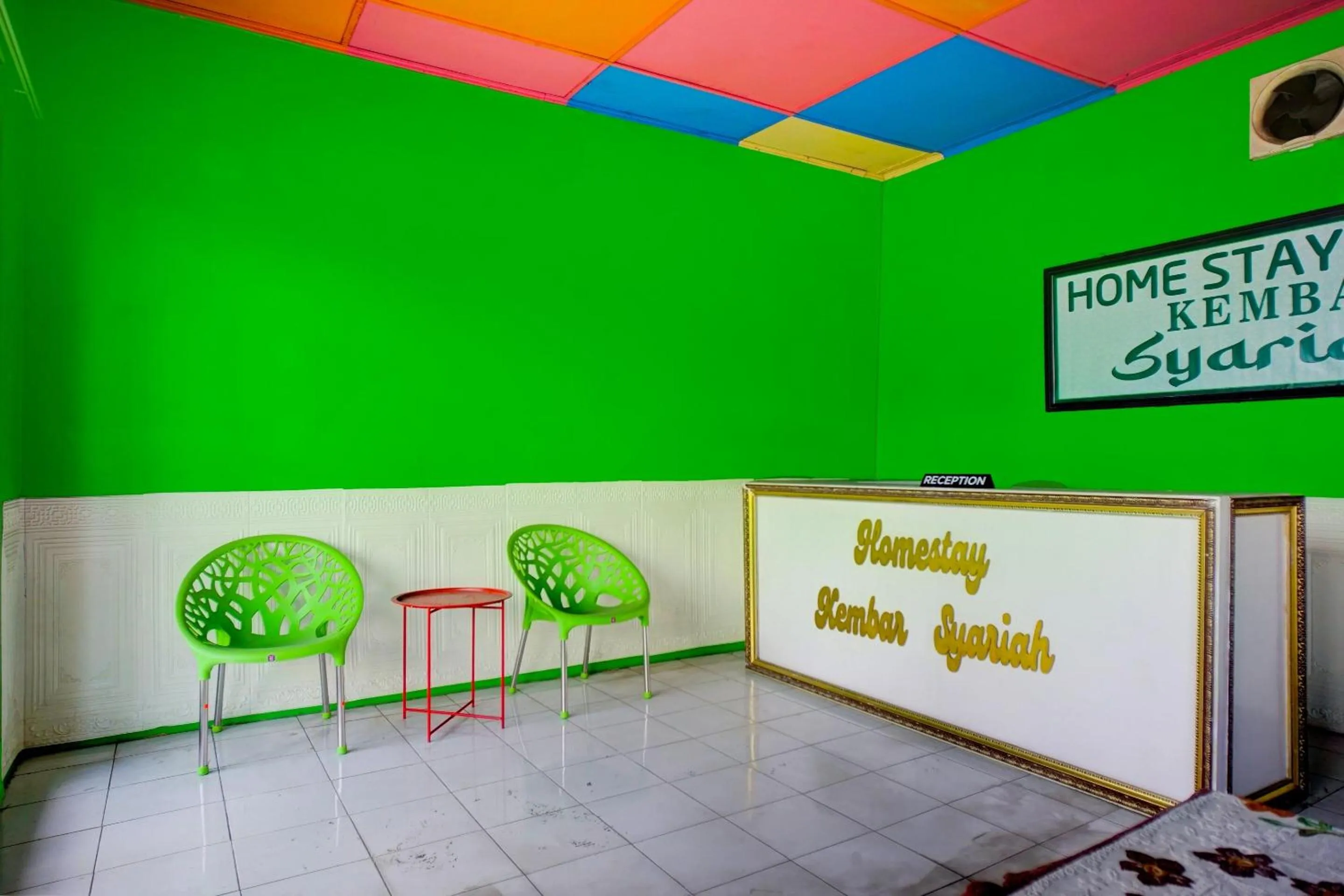 Lobby or reception in Hotel O Home Stay Kembar Syariah