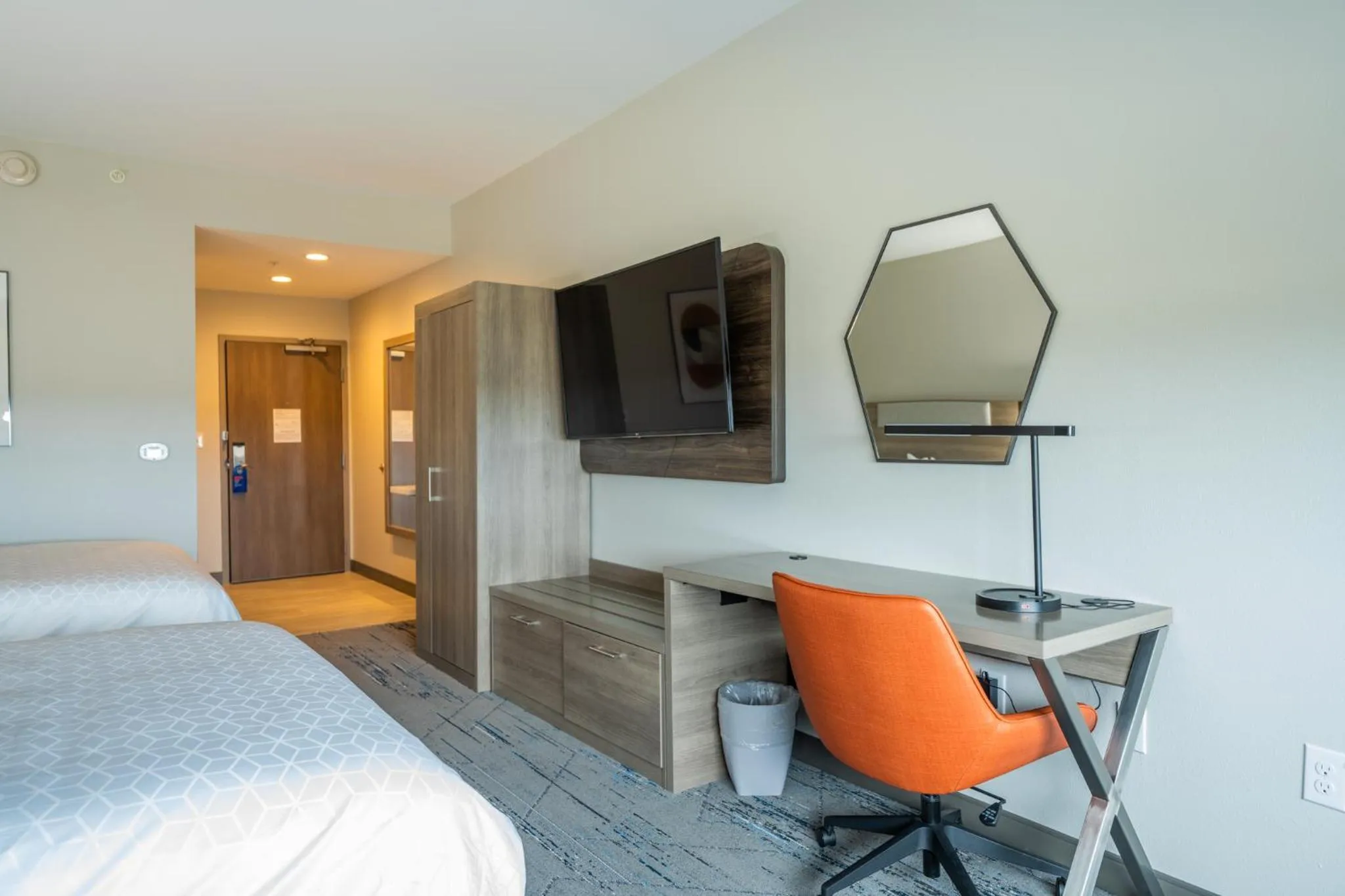 TV and multimedia, Bed in Holiday Inn Express & Suites Charlottesville by IHG