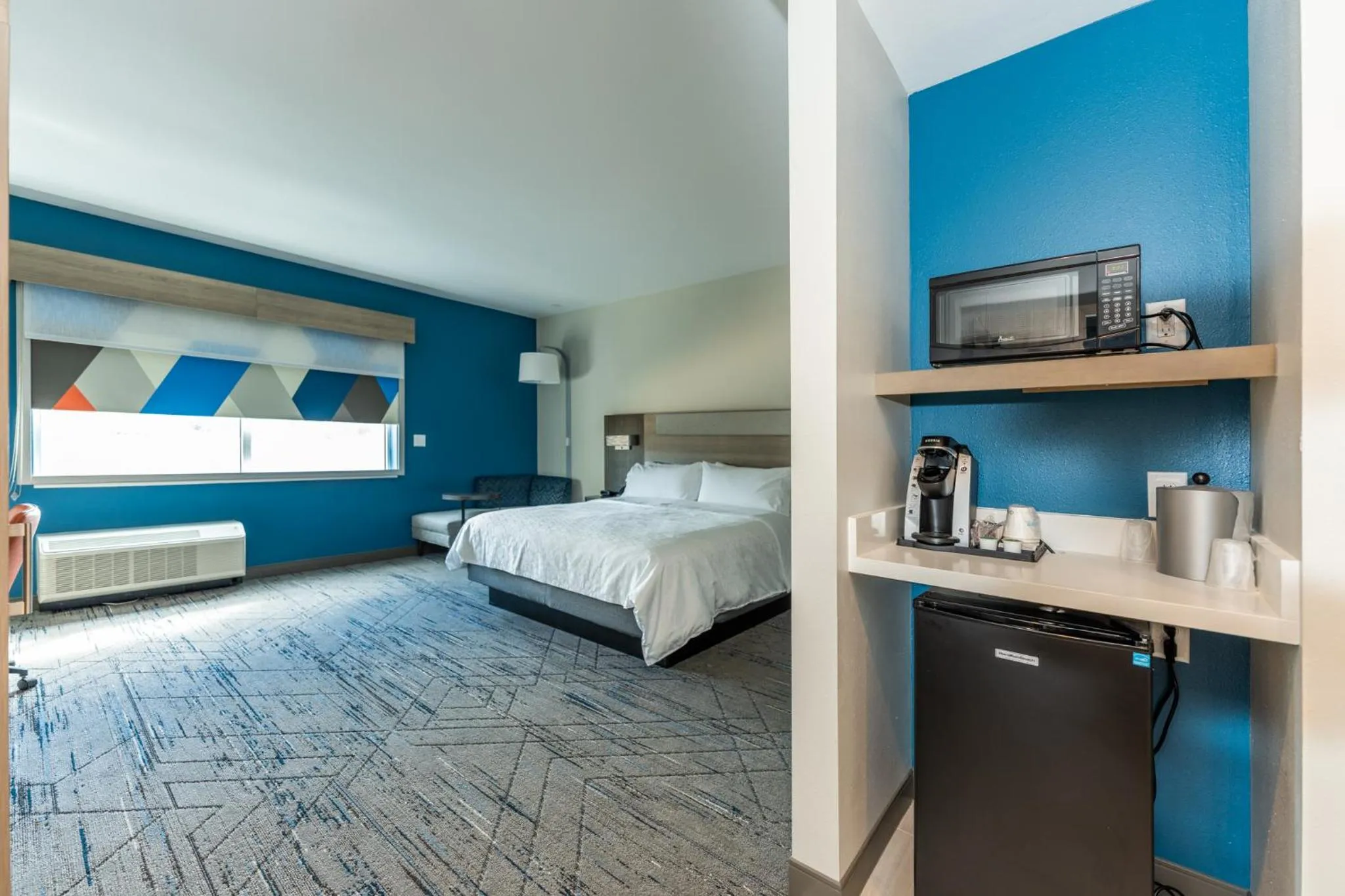 Photo of the whole room, Bed in Holiday Inn Express & Suites Charlottesville by IHG