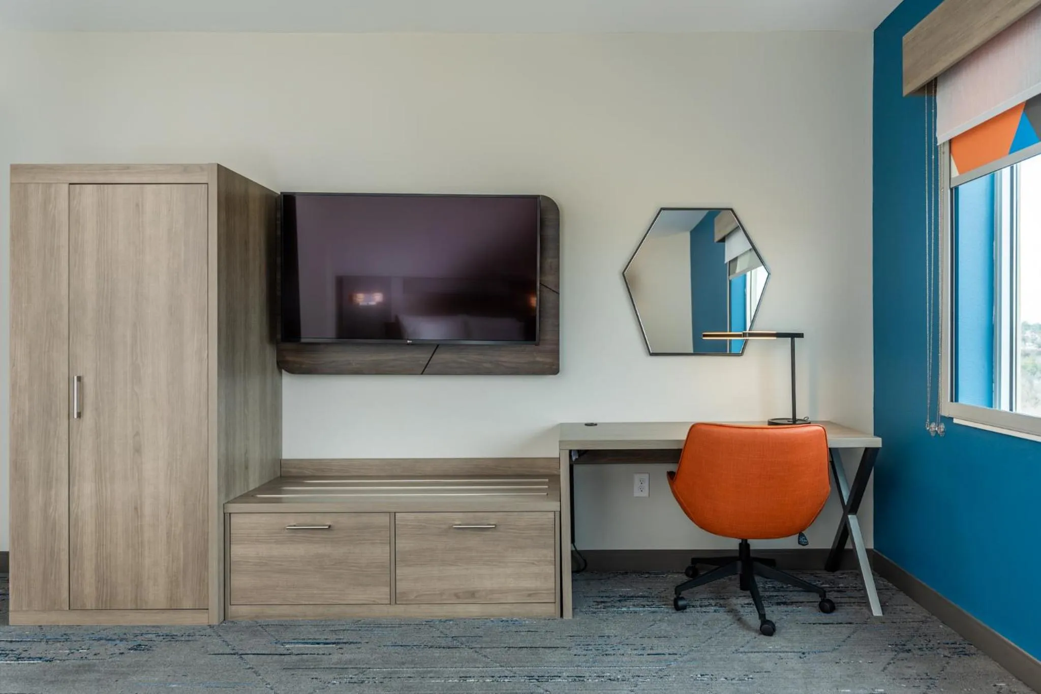 TV and multimedia in Holiday Inn Express & Suites Charlottesville by IHG