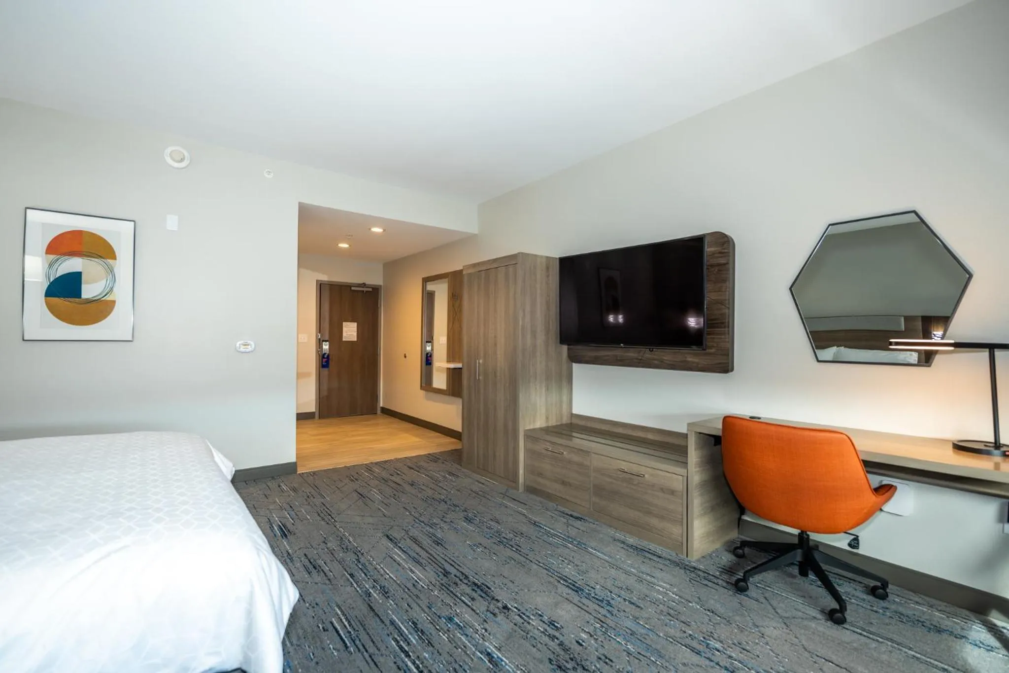 Photo of the whole room, Bed in Holiday Inn Express & Suites Charlottesville by IHG
