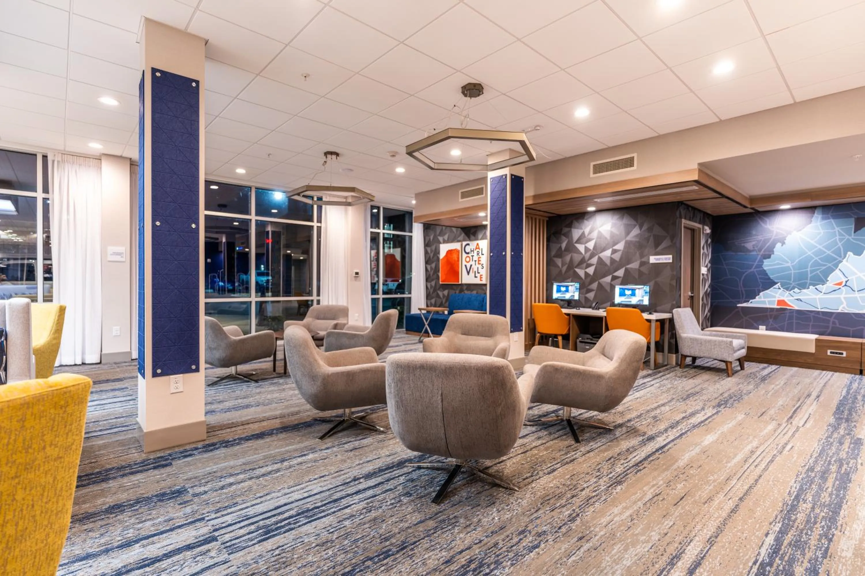 Lobby or reception in Holiday Inn Express & Suites Charlottesville by IHG
