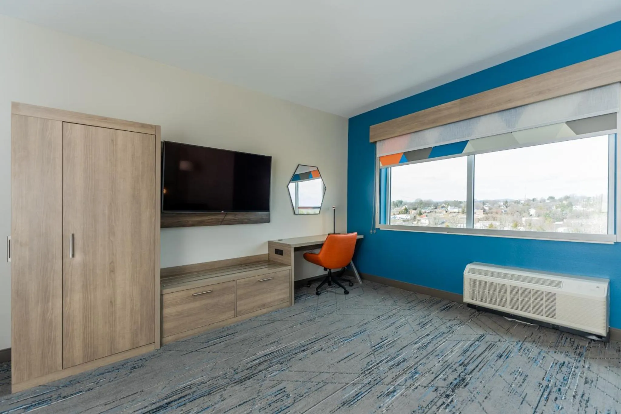 TV and multimedia in Holiday Inn Express & Suites Charlottesville by IHG