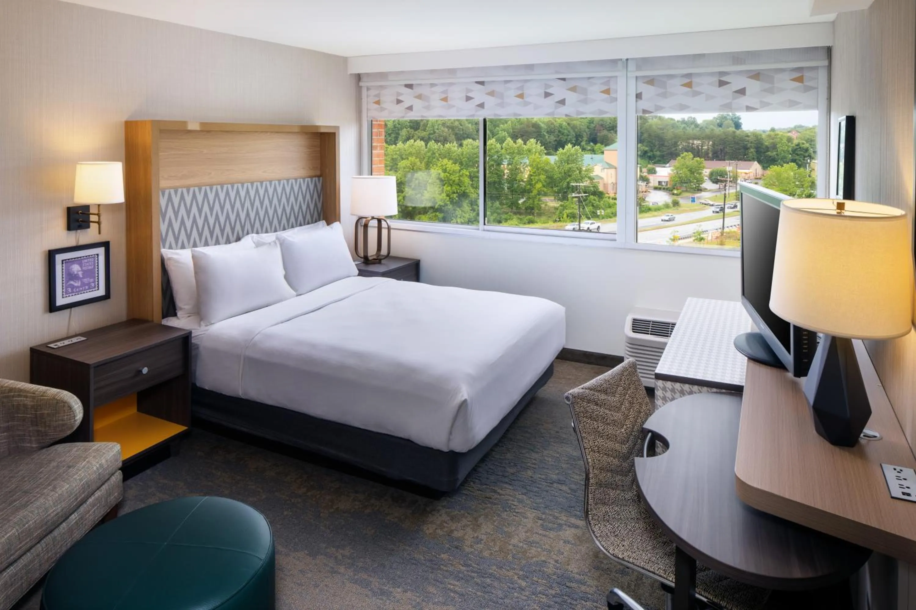 Photo of the whole room, Bed in Holiday Inn Express & Suites Charlottesville by IHG