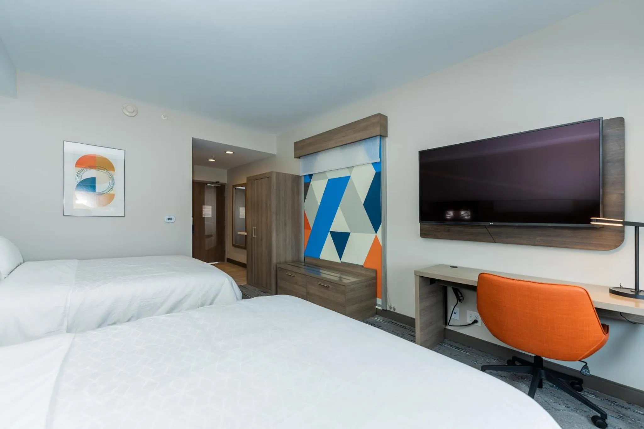 Photo of the whole room, Bed in Holiday Inn Express & Suites Charlottesville by IHG