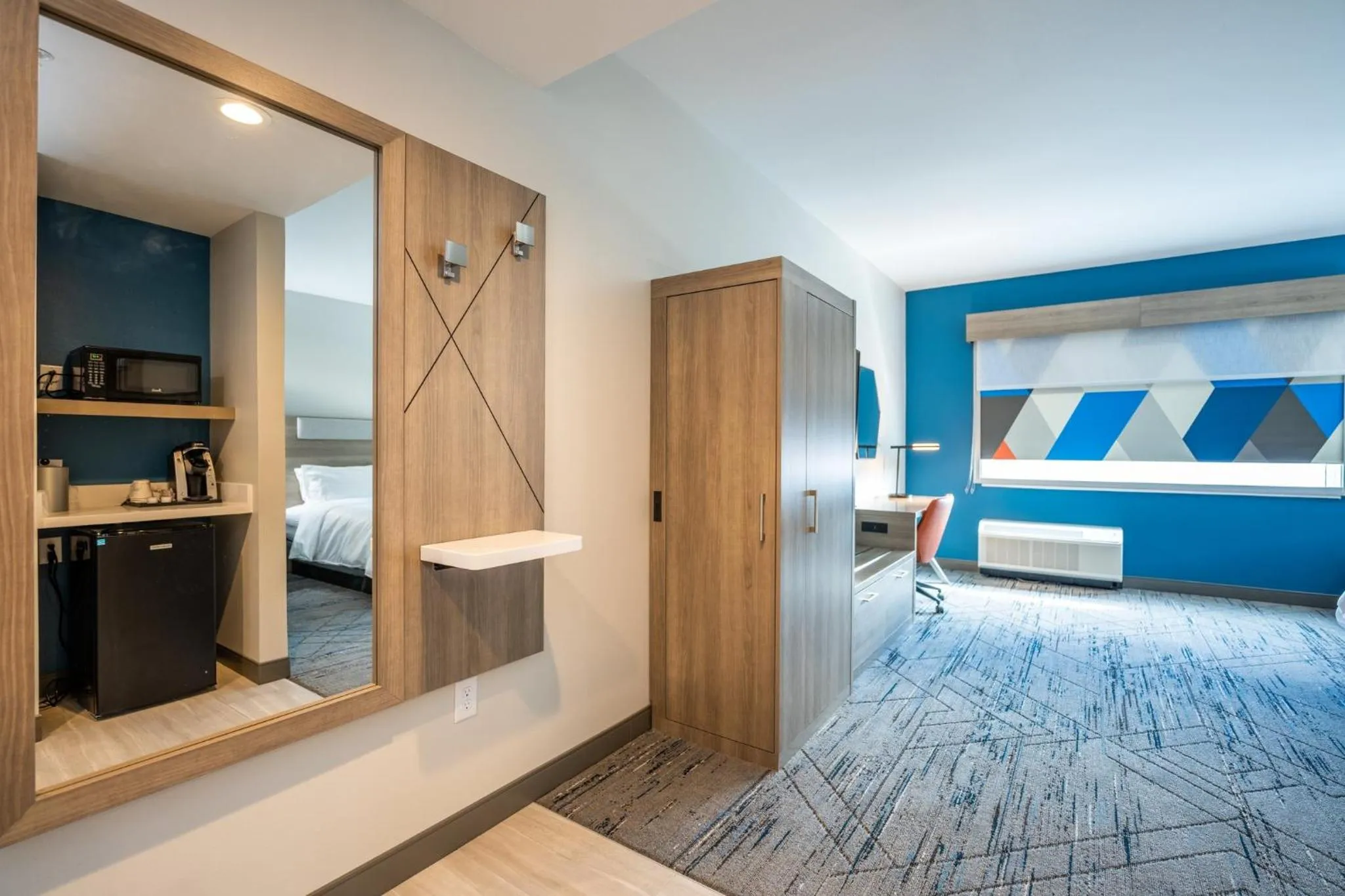 Photo of the whole room, Bed in Holiday Inn Express & Suites Charlottesville by IHG