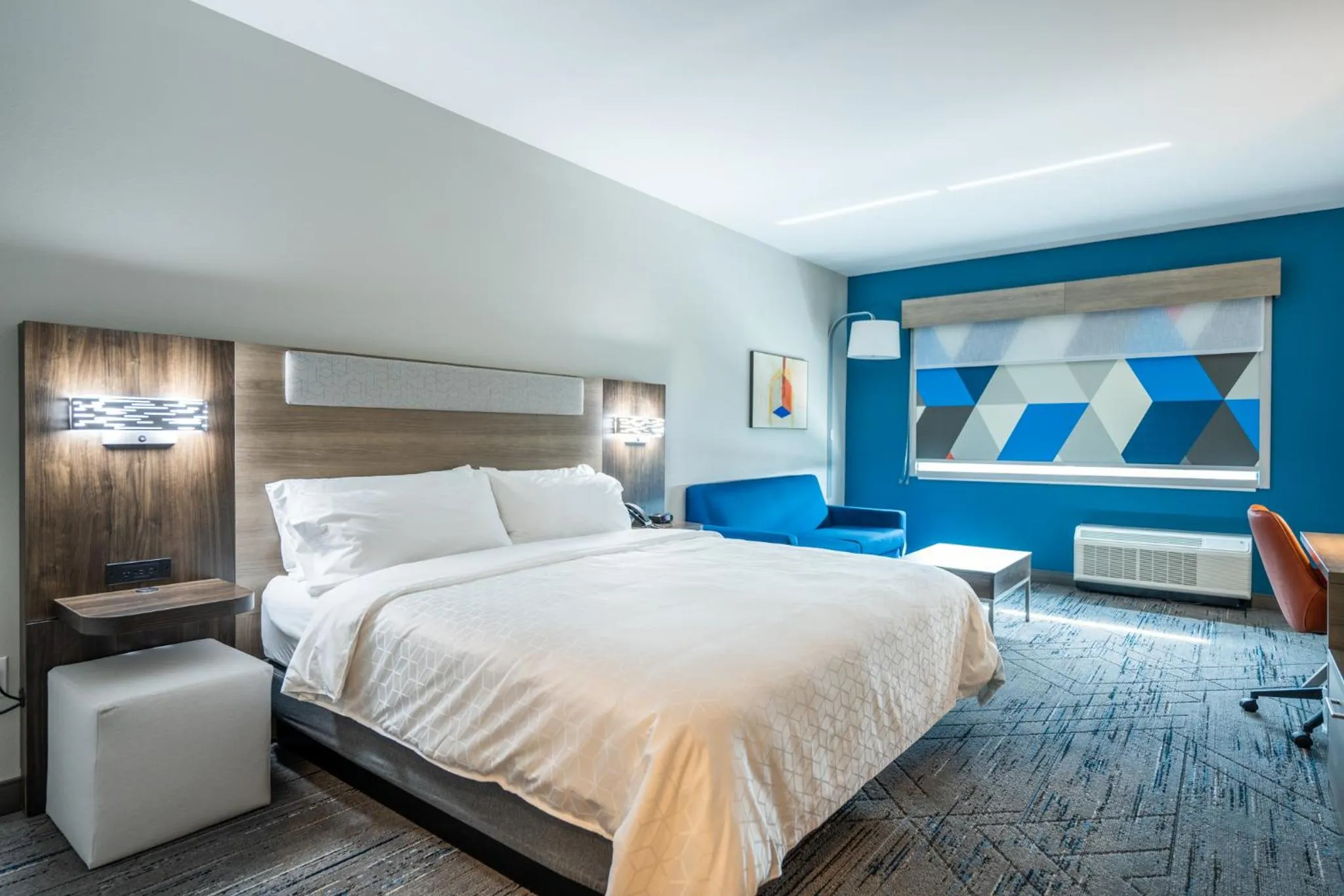 Photo of the whole room, Bed in Holiday Inn Express & Suites Charlottesville by IHG