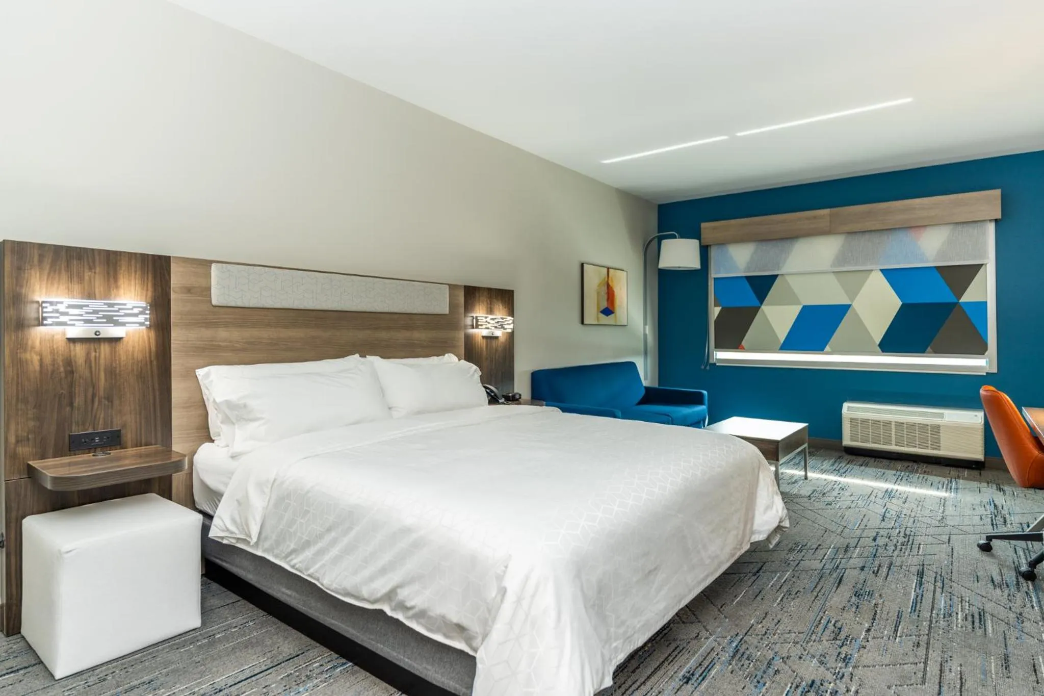 Photo of the whole room, Bed in Holiday Inn Express & Suites Charlottesville by IHG