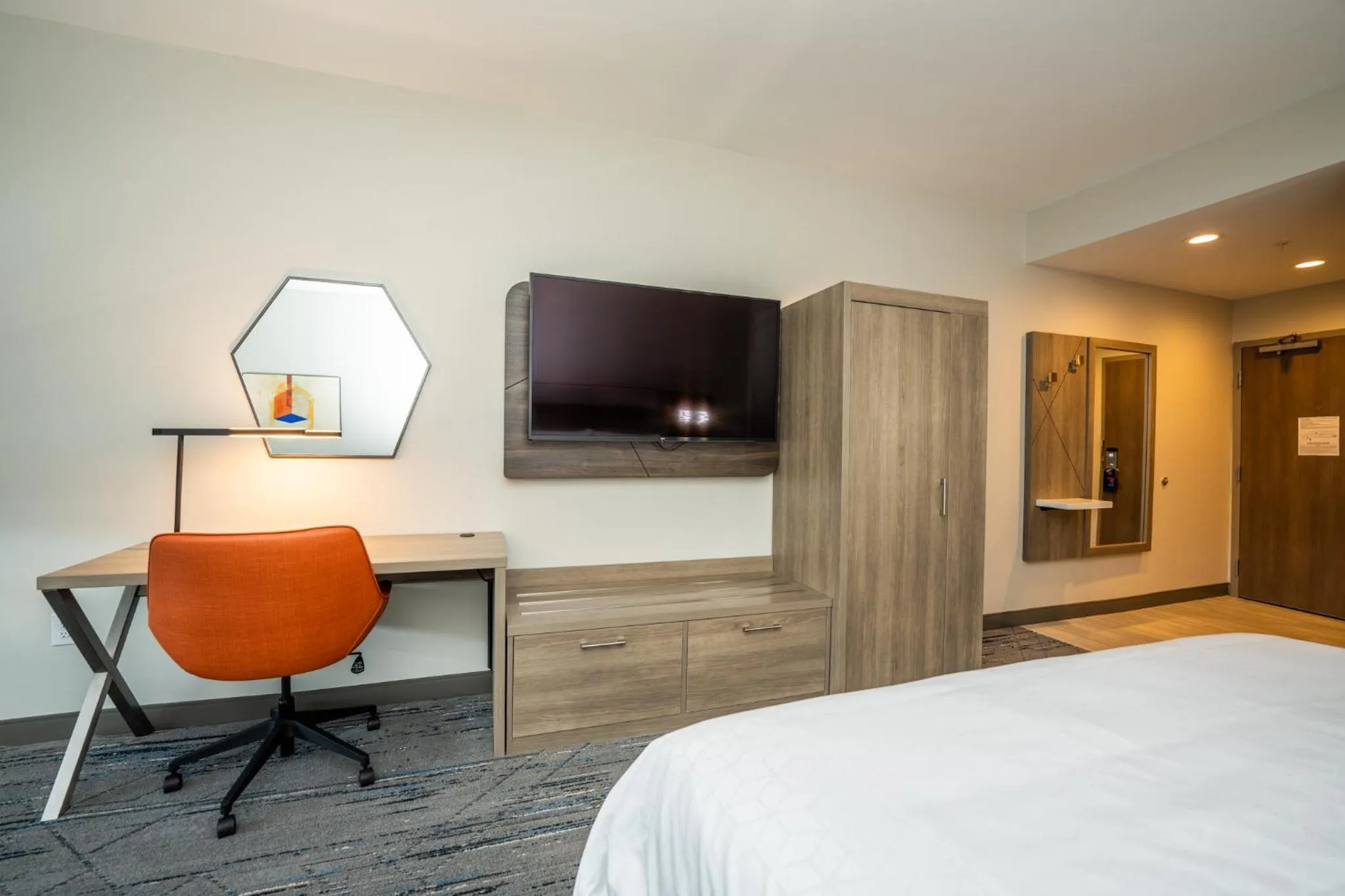 Bedroom, Bed in Holiday Inn Express & Suites Charlottesville by IHG
