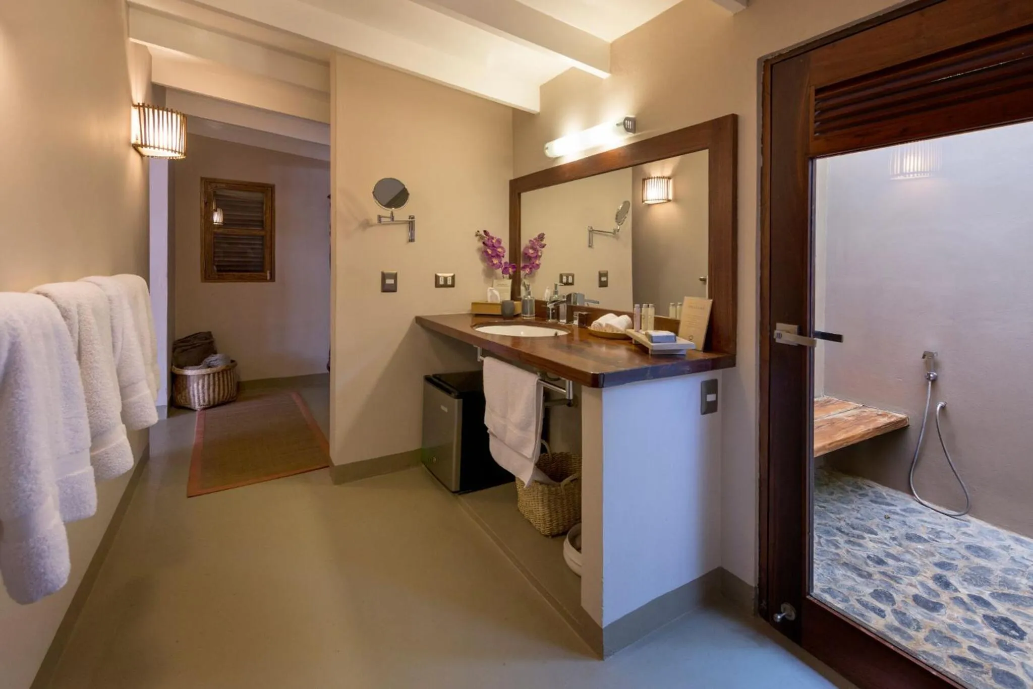 Bathroom, Bed in KiChic
