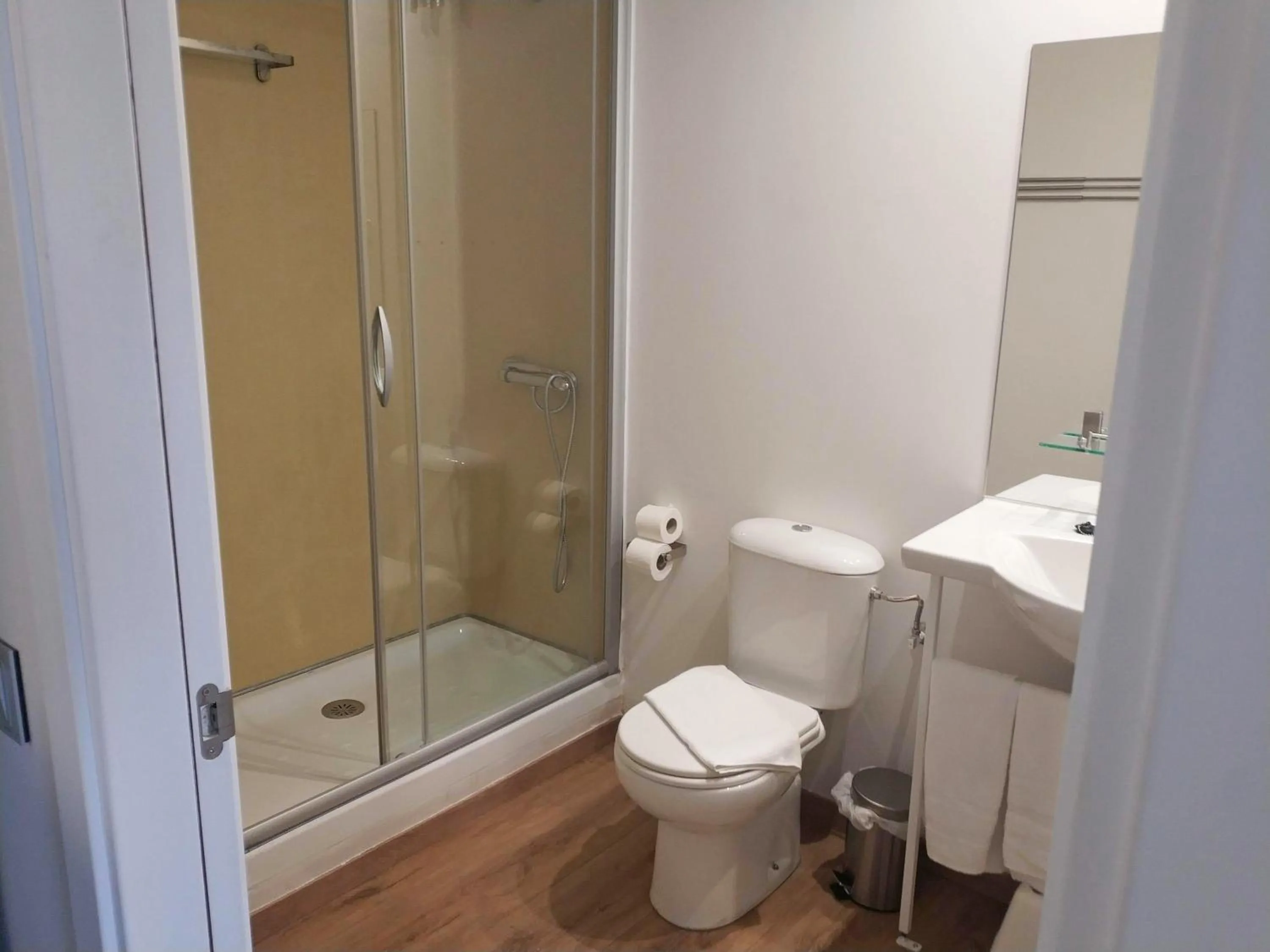 Bathroom in Apartamentos Hi Apartaments Santander 3000