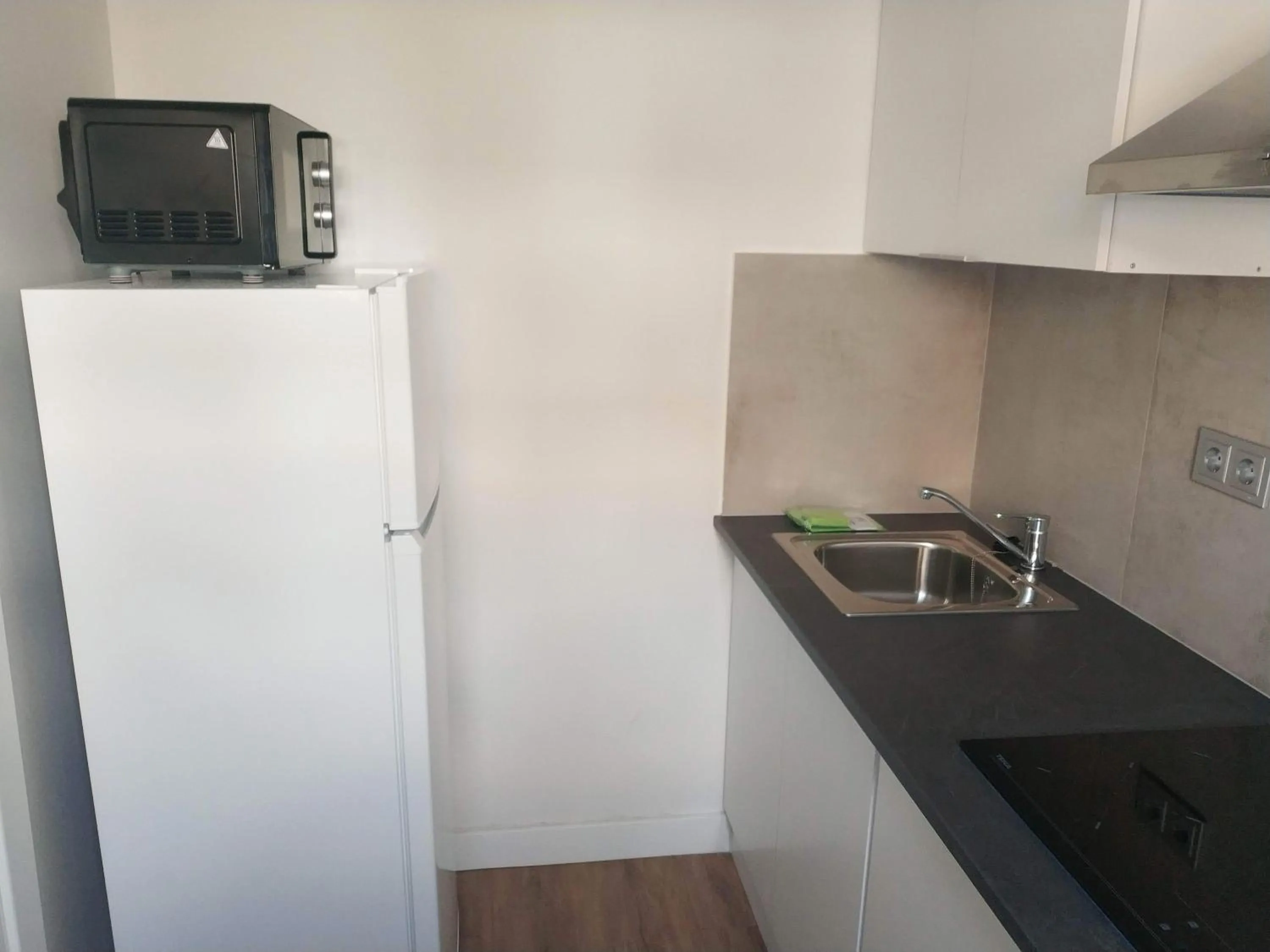 Kitchen or kitchenette in Apartamentos Hi Apartaments Santander 3000