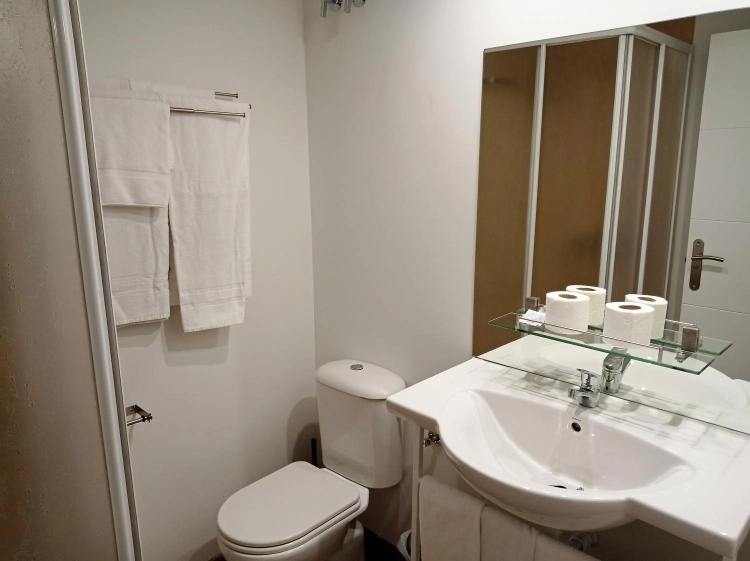 Bathroom in Apartamentos Hi Apartaments Santander 3000