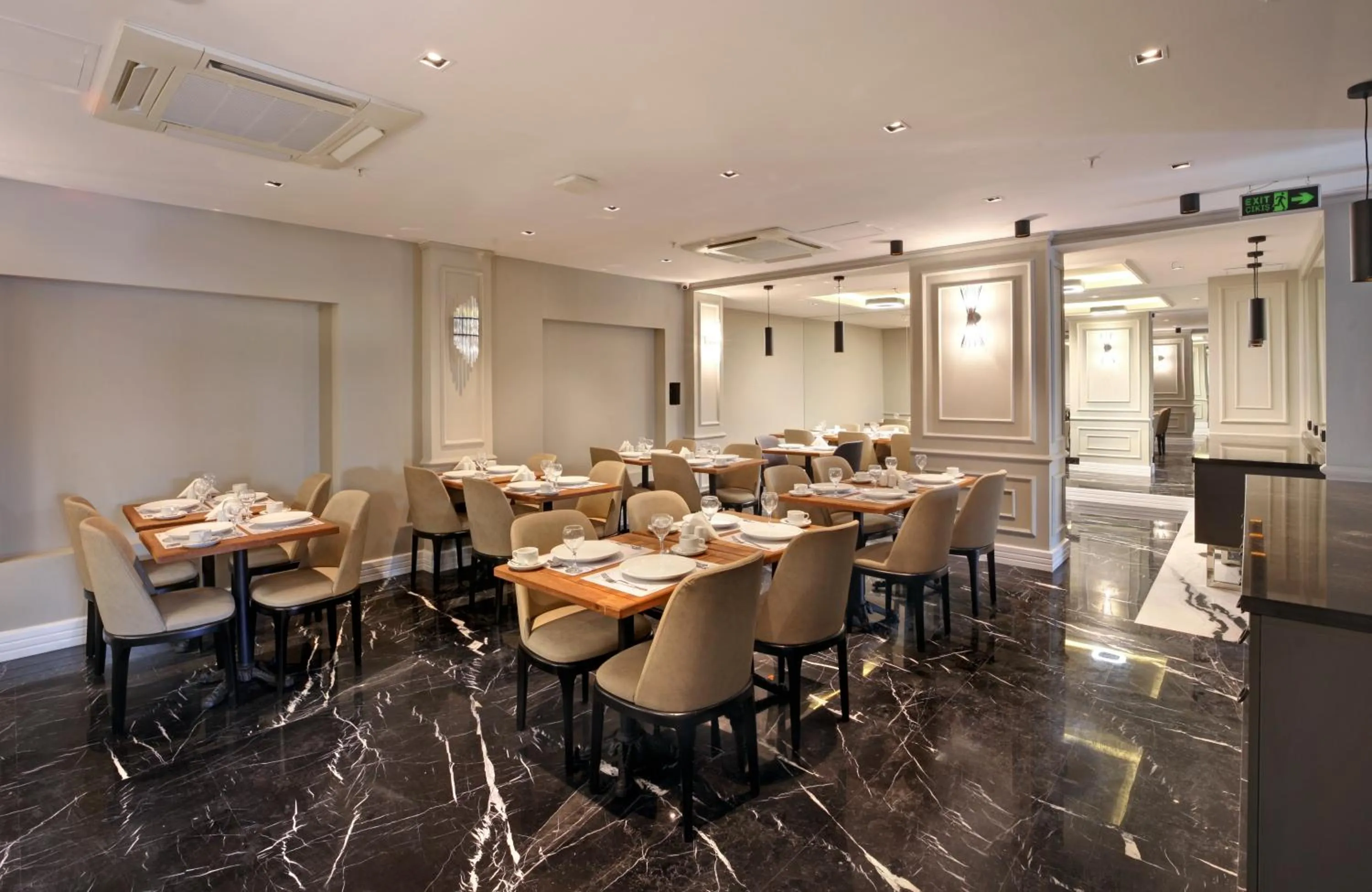 Restaurant/places to eat in Dora Pera Hotel