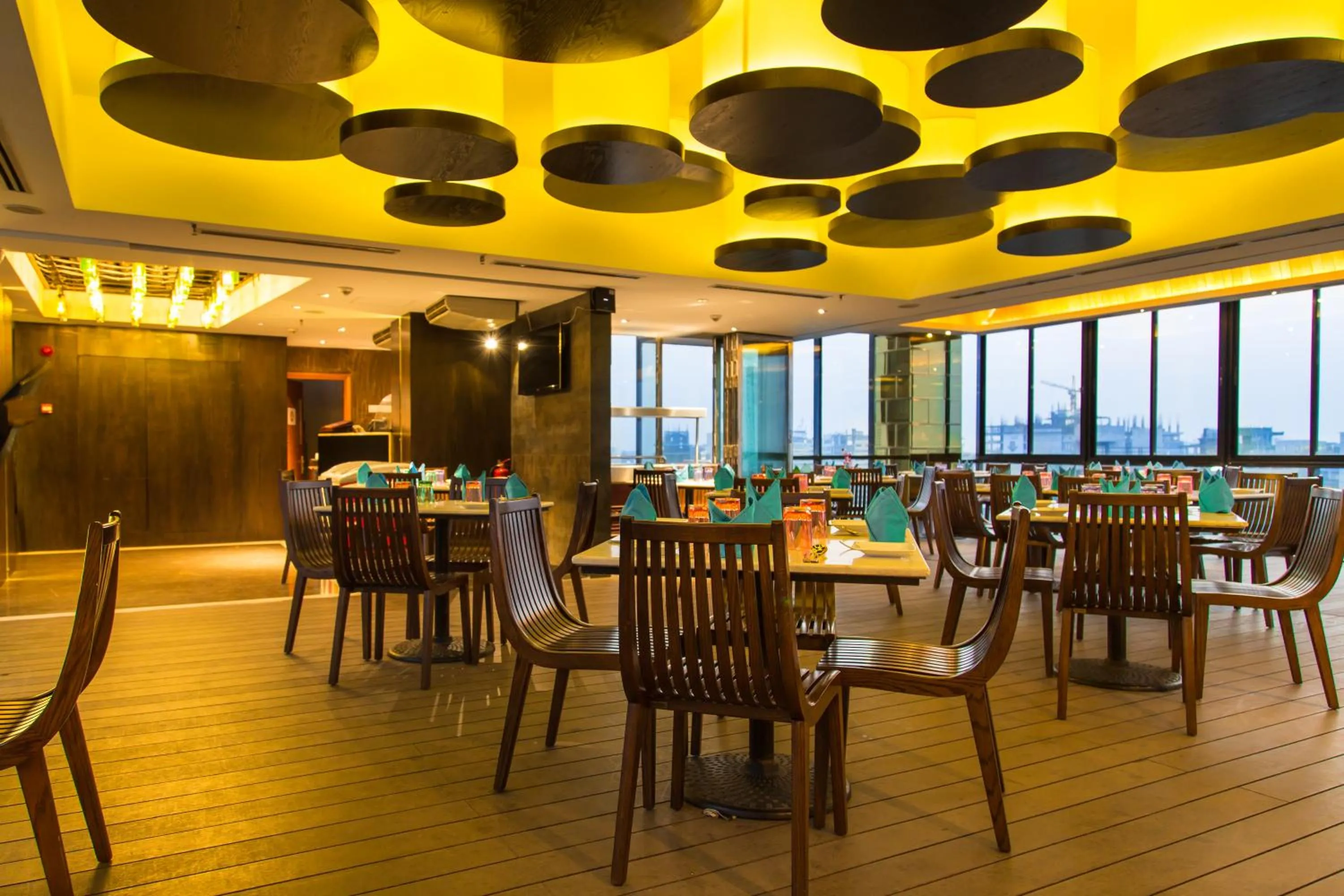 Restaurant/places to eat in Six Seasons Hotel