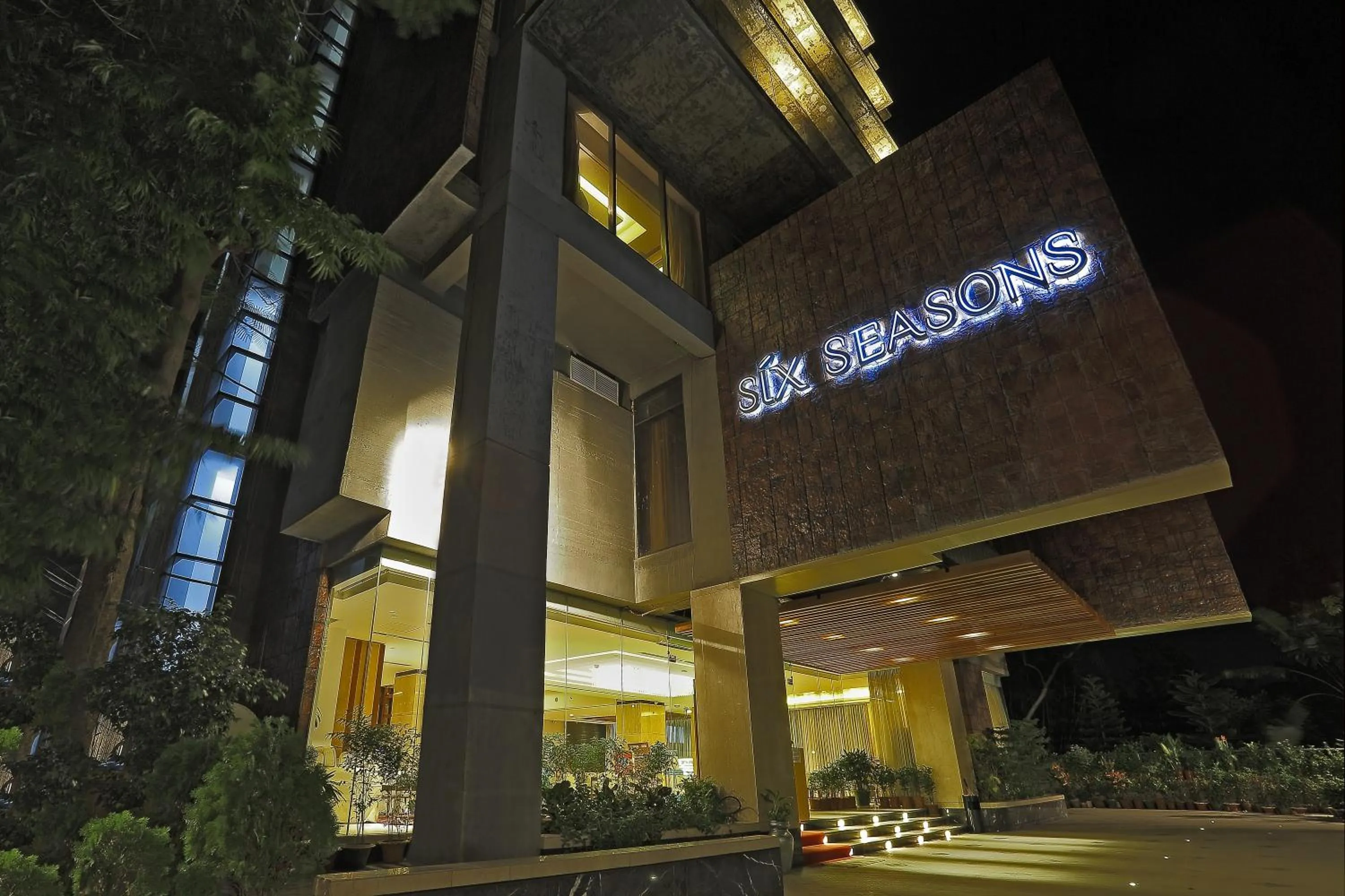 Facade/entrance in Six Seasons Hotel