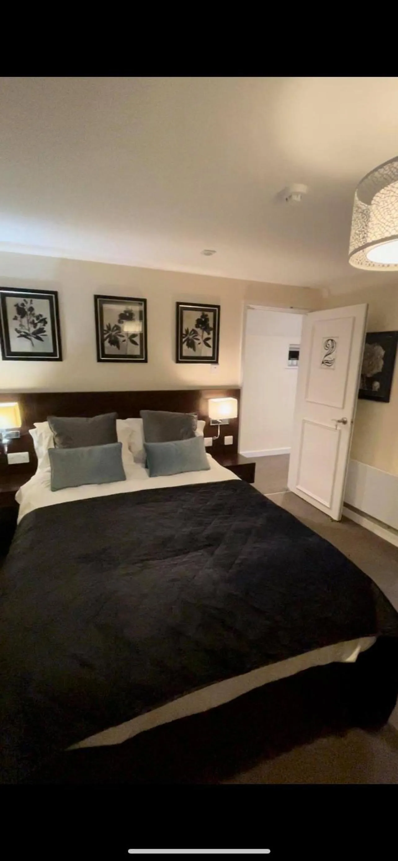 Bedroom, Bed in The High Flyer