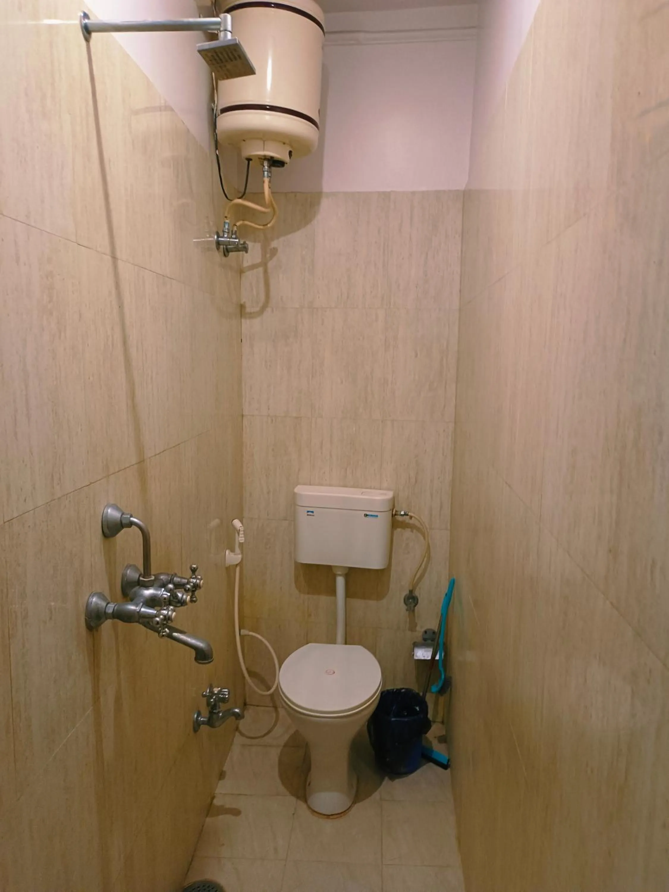 Shower in Baba Guest House