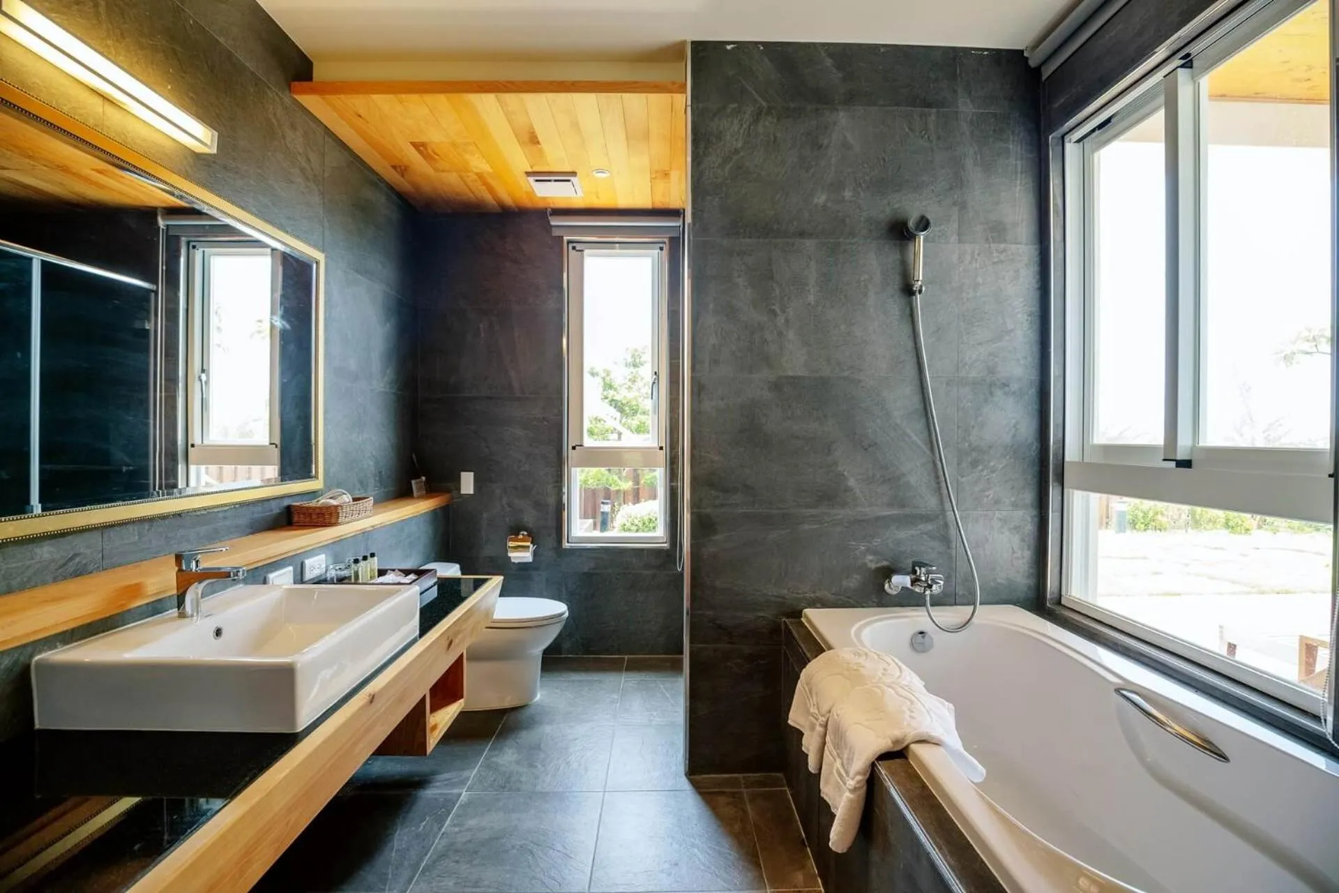 Bathroom, Bed in Bay Forest Boutique Hotel - Silver Pavilion