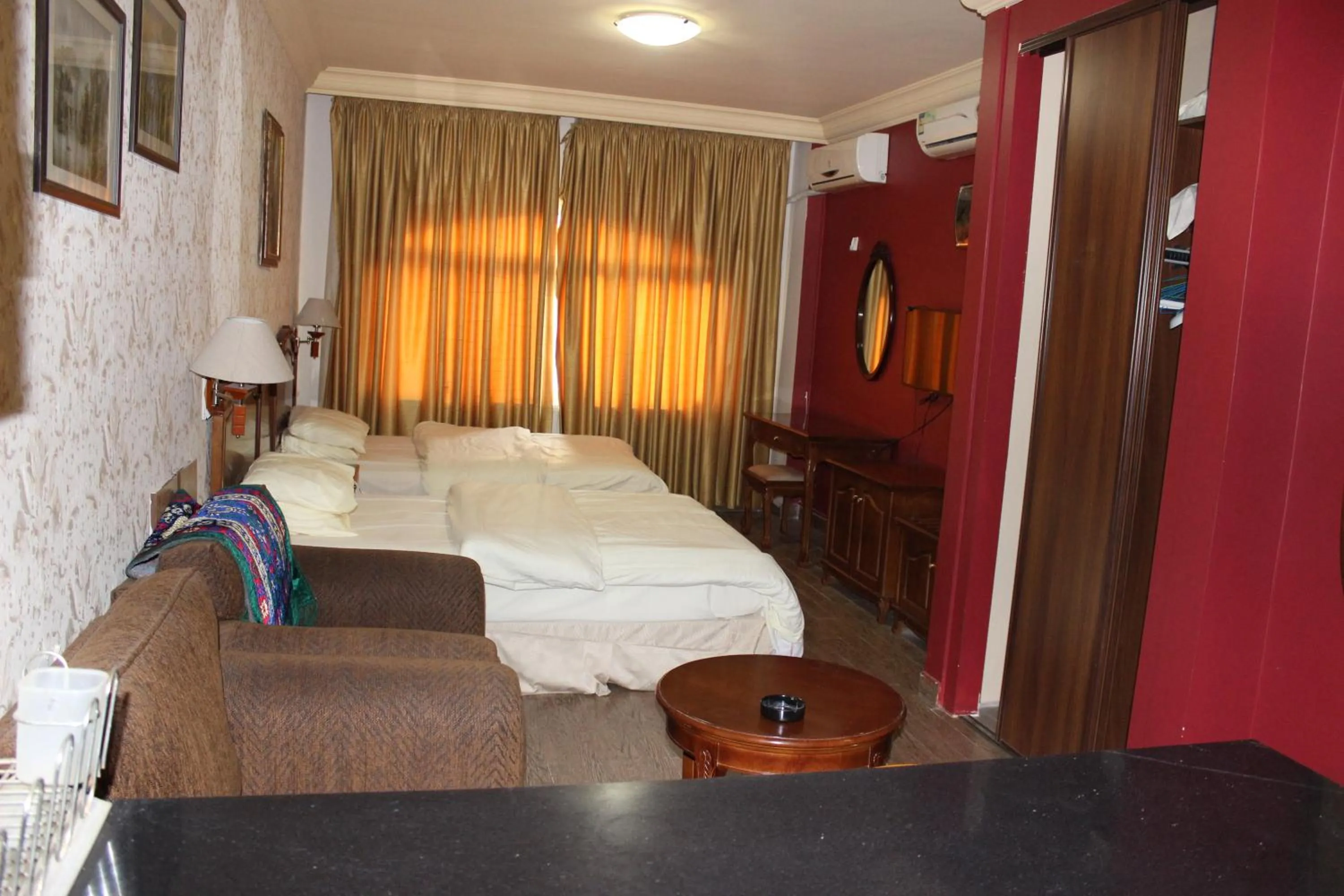 Photo of the whole room, Bed in Rana Palace