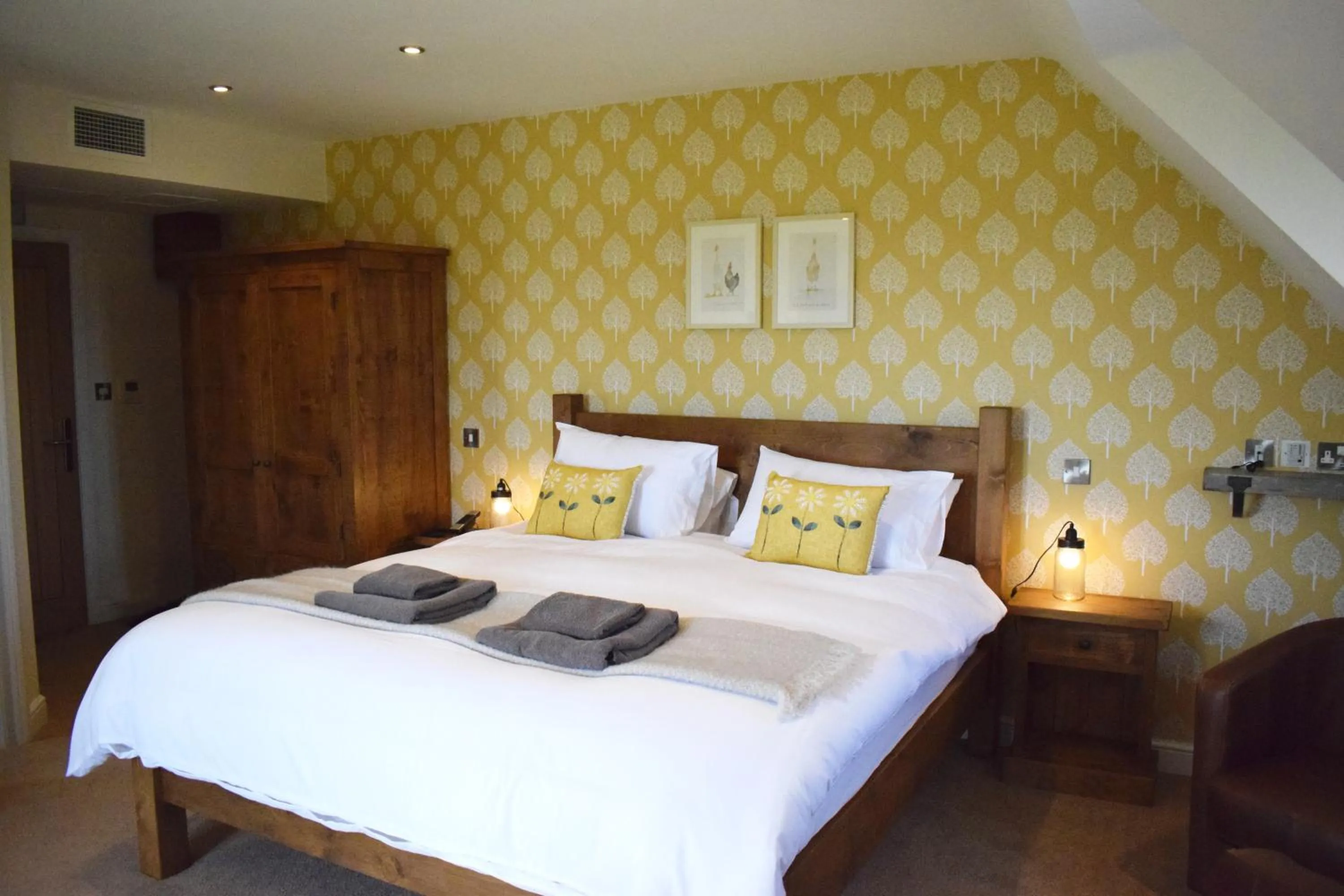 Bedroom, Bed in The White Hart Inn